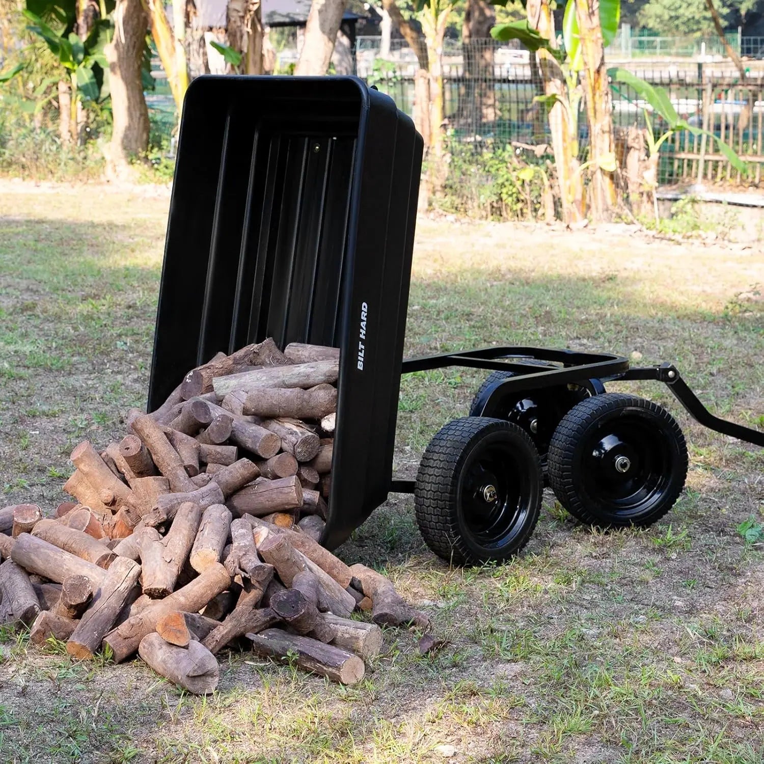 Carro de jardín BILT HARD Poly de 1200 lb sin pinchazos, liberación rápida, manija convertible 2 en 1, 7 pies cúbicos, carro de volteo resistente para patio y exteriores