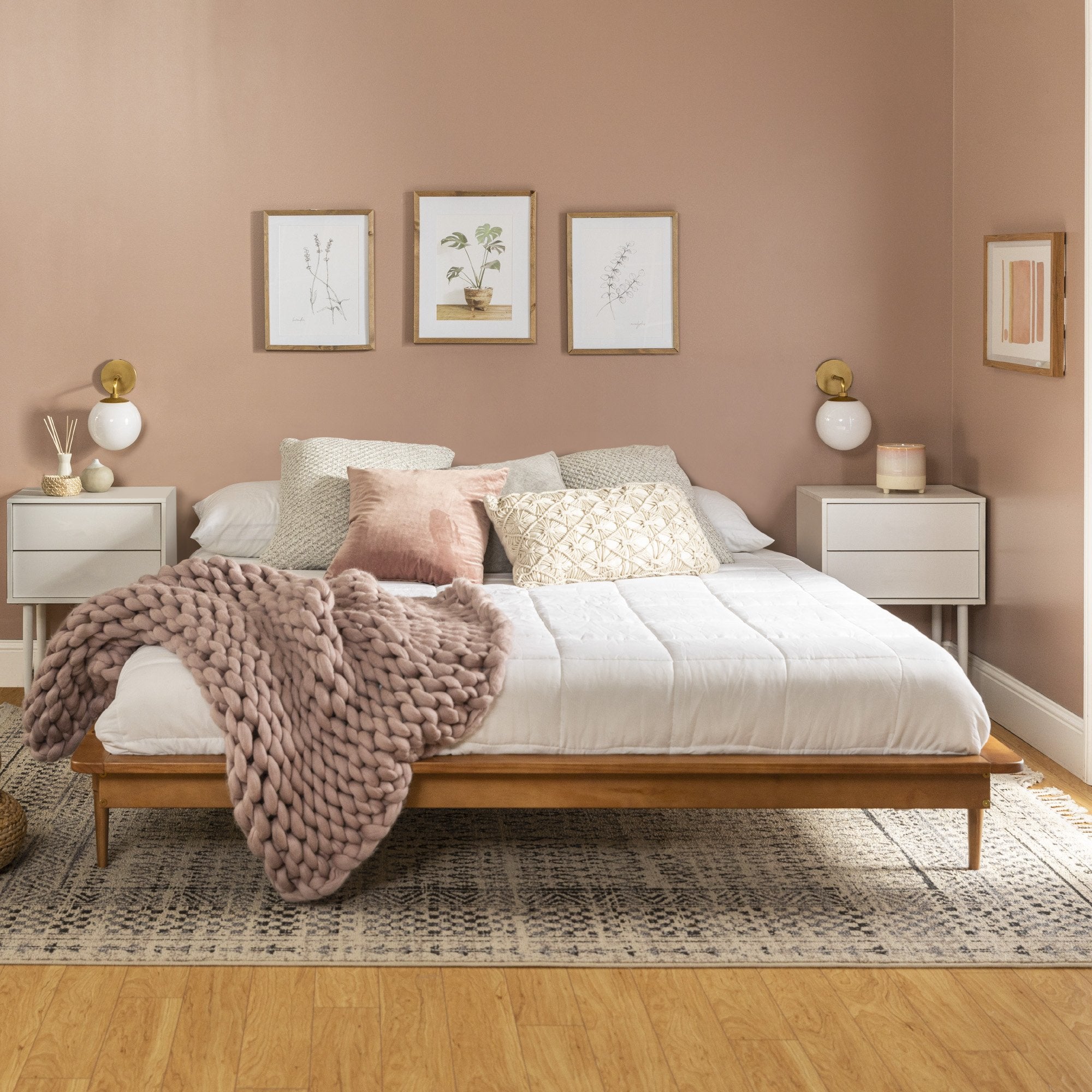 Cama de plataforma de madera maciza de mediados de siglo con husillos de Walker Edison