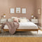Cama de plataforma de madera maciza de mediados de siglo con husillos de Walker Edison