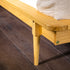 Cama de plataforma de madera maciza de mediados de siglo con husillos de Walker Edison