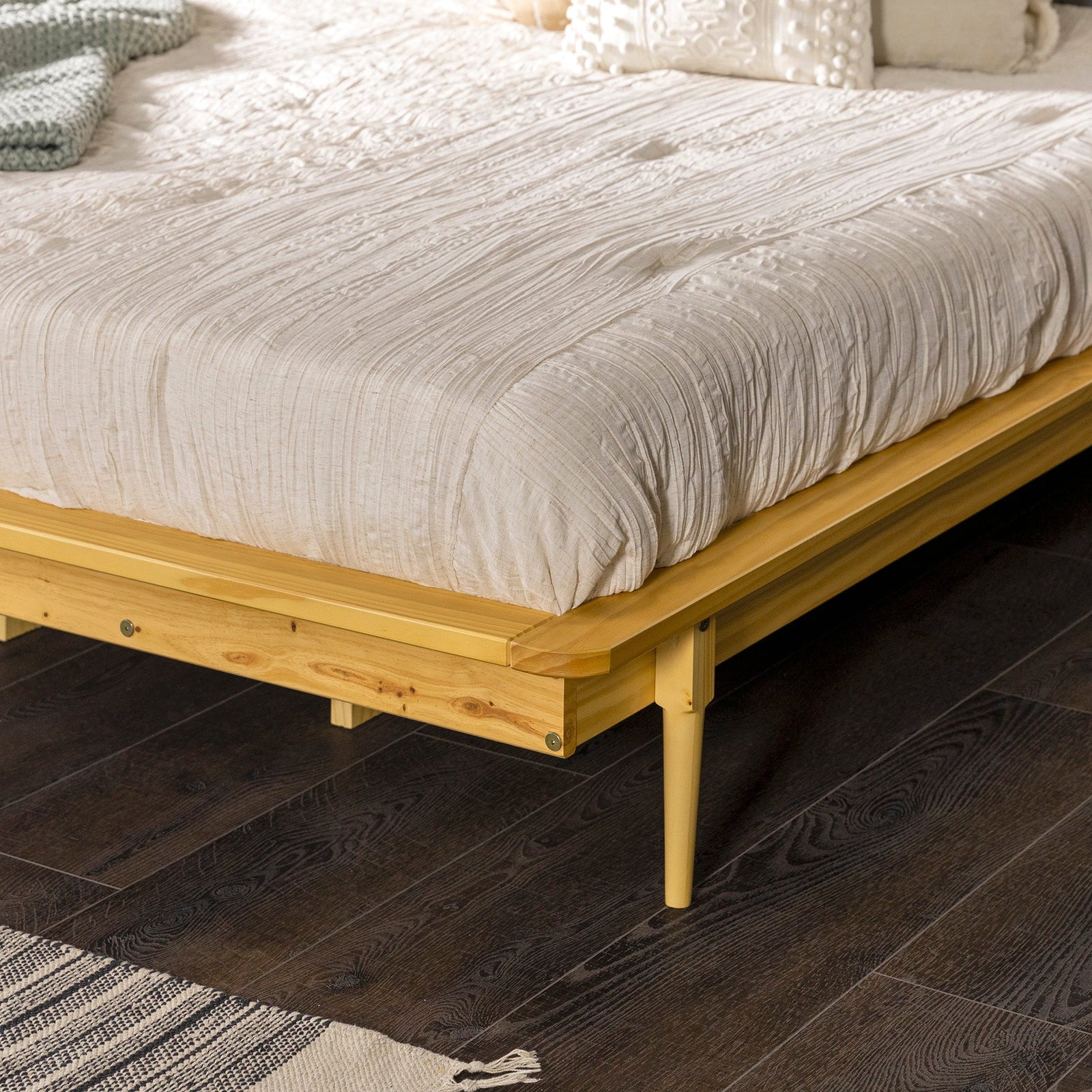 Cama de plataforma de madera maciza de mediados de siglo con husillos de Walker Edison