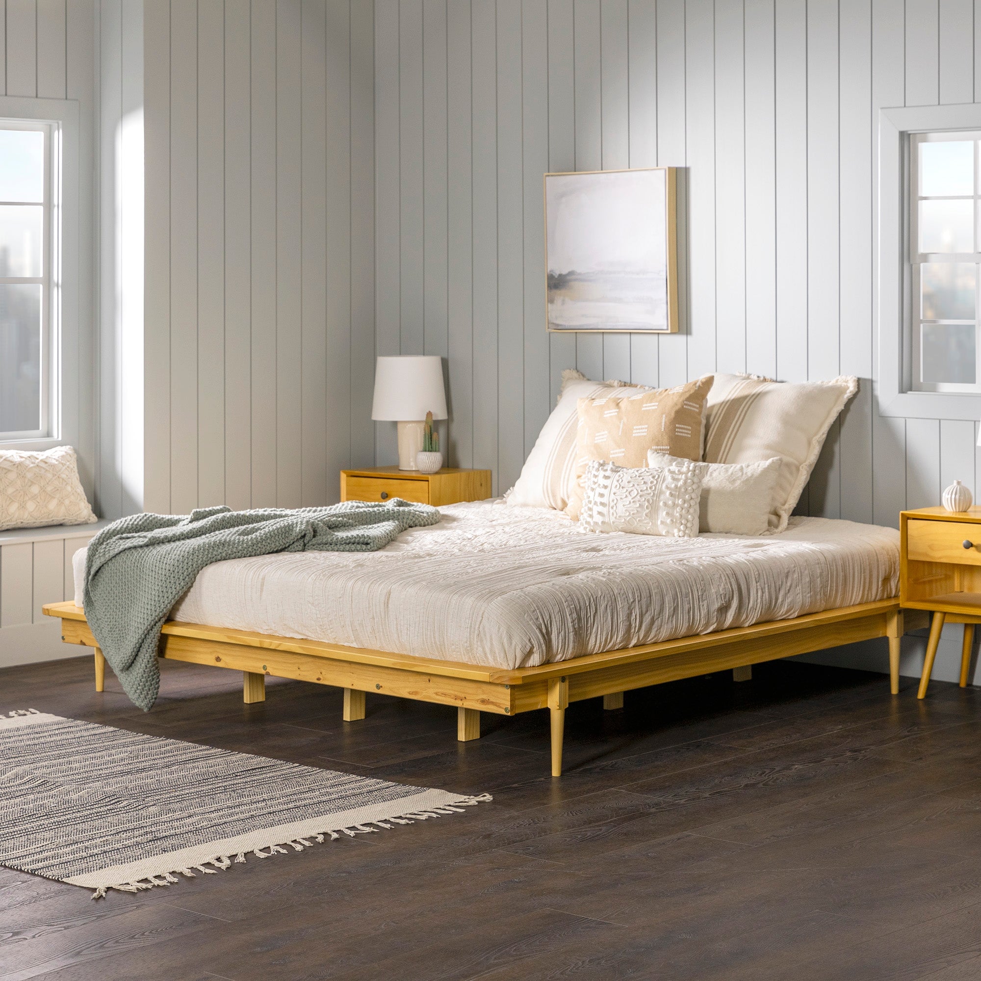 Cama de plataforma de madera maciza de mediados de siglo con husillos de Walker Edison
