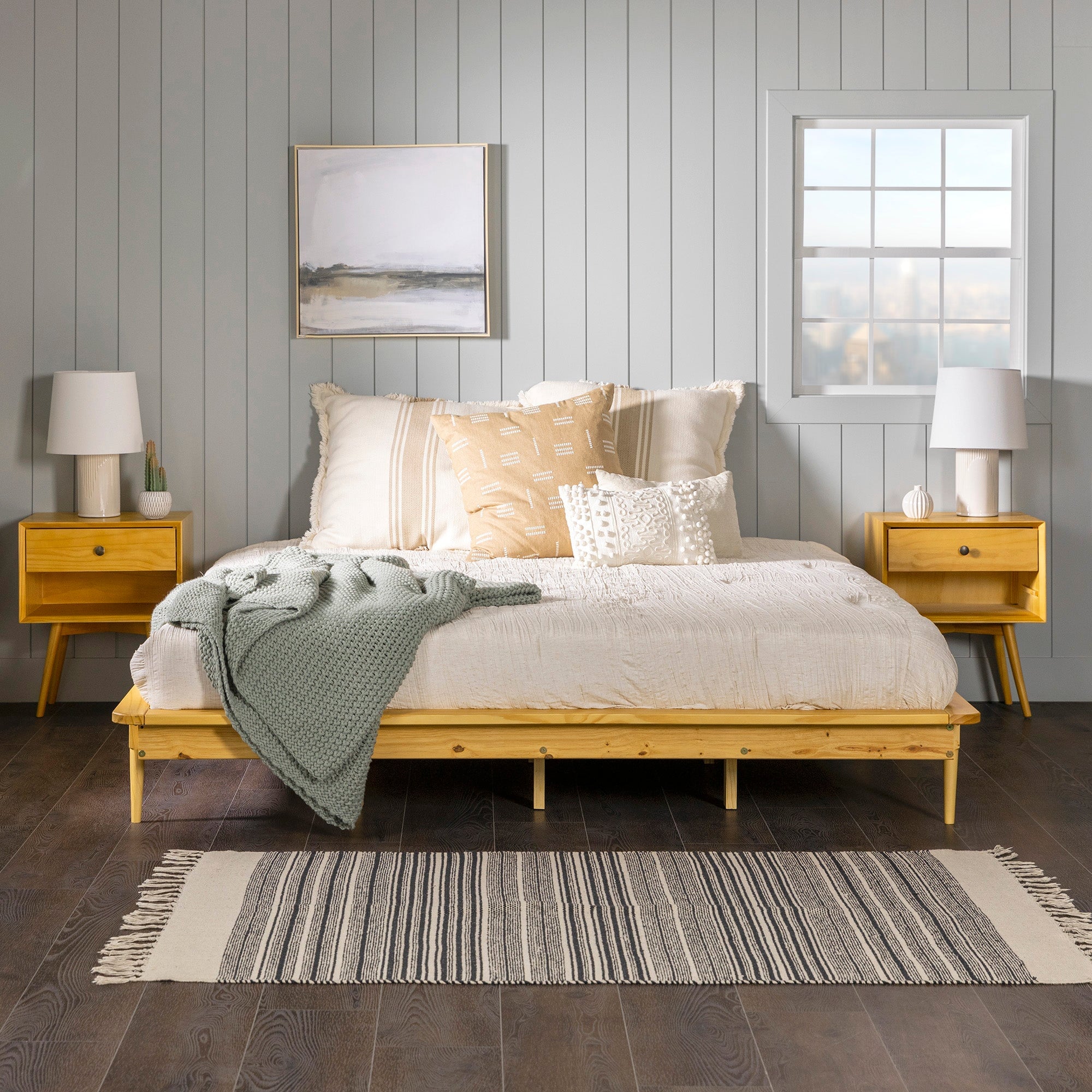 Cama de plataforma de madera maciza de mediados de siglo con husillos de Walker Edison