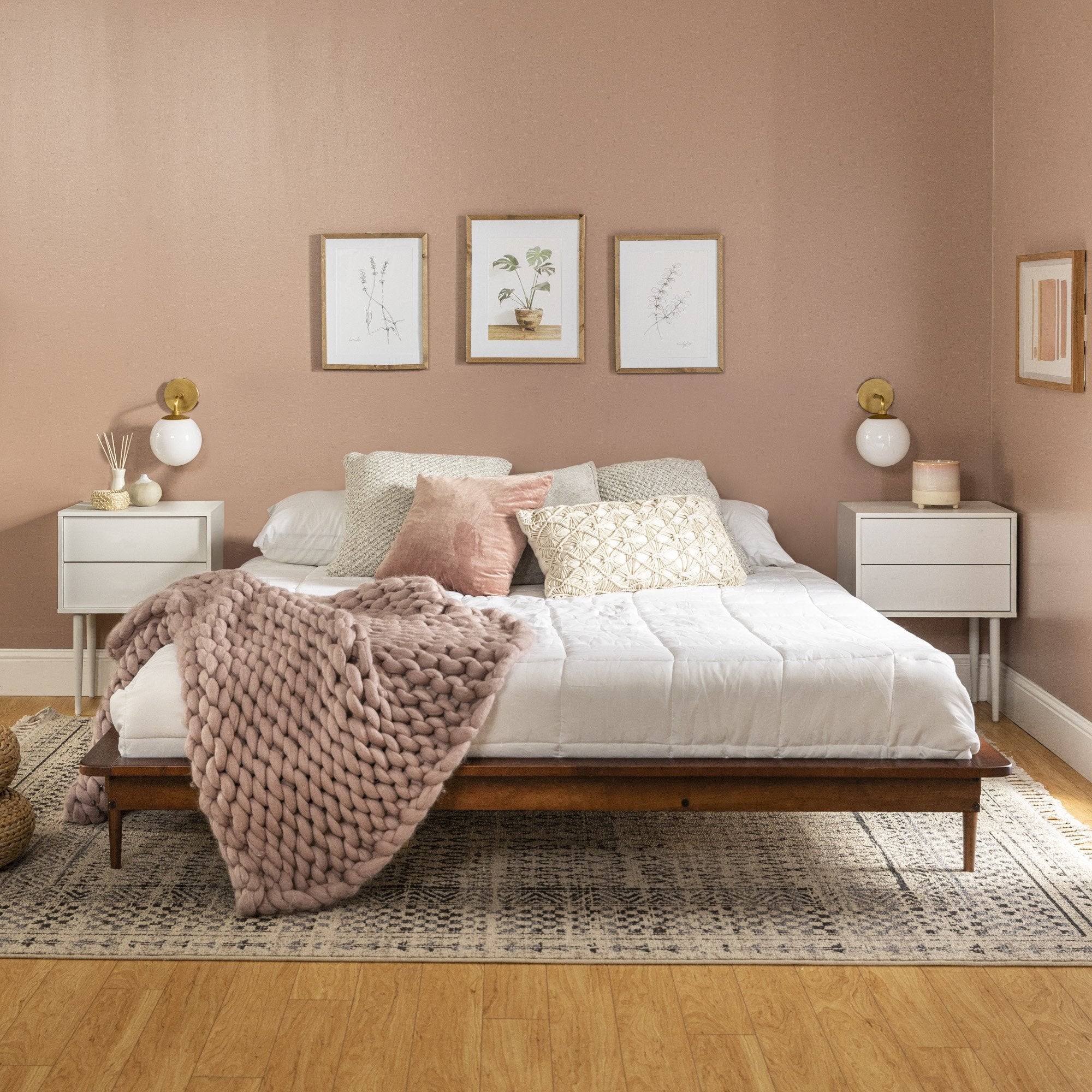 Cama de plataforma de madera maciza de mediados de siglo con husillos de Walker Edison