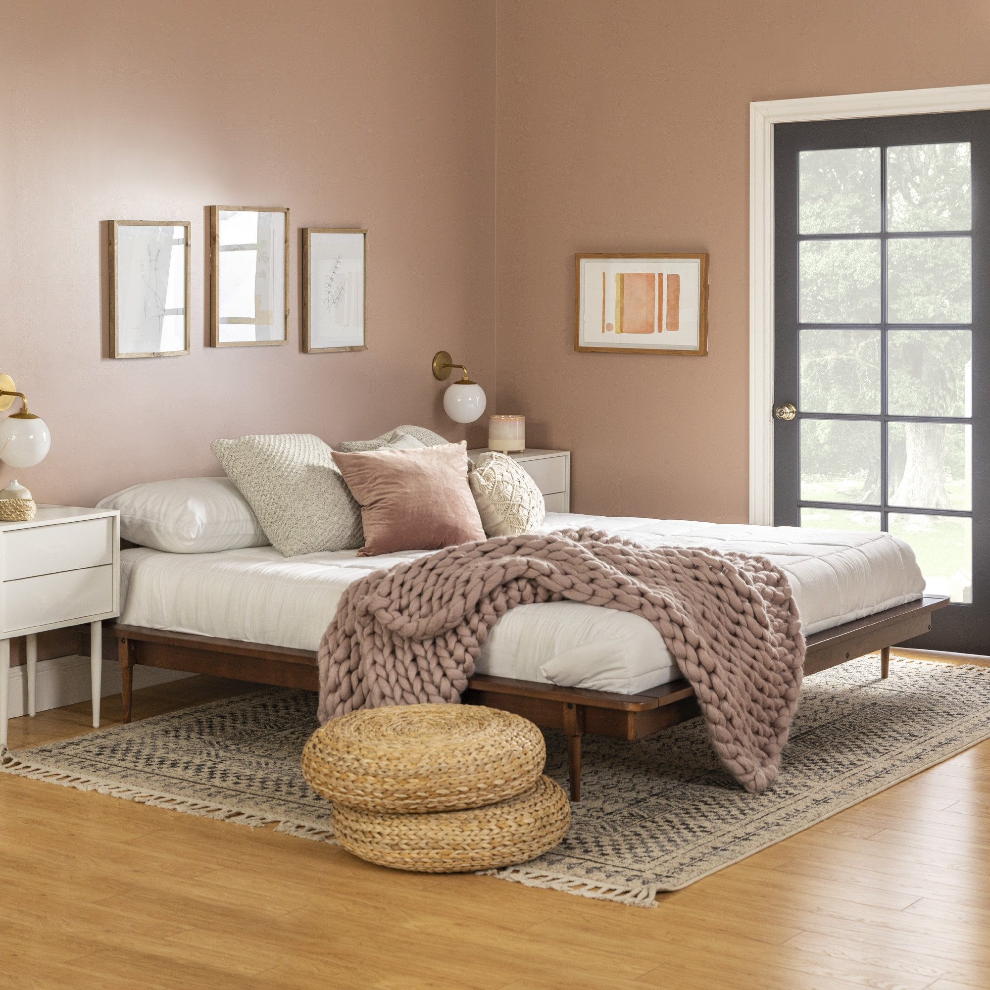 Cama de plataforma de madera maciza de mediados de siglo con husillos de Walker Edison