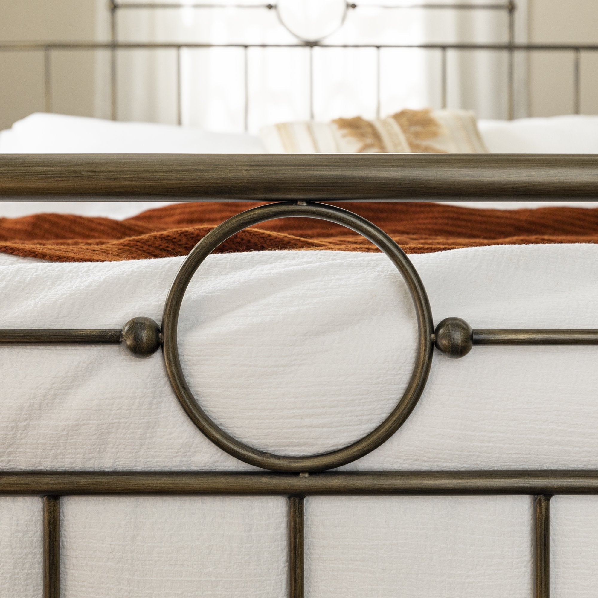 Cama King de bronce antiguo