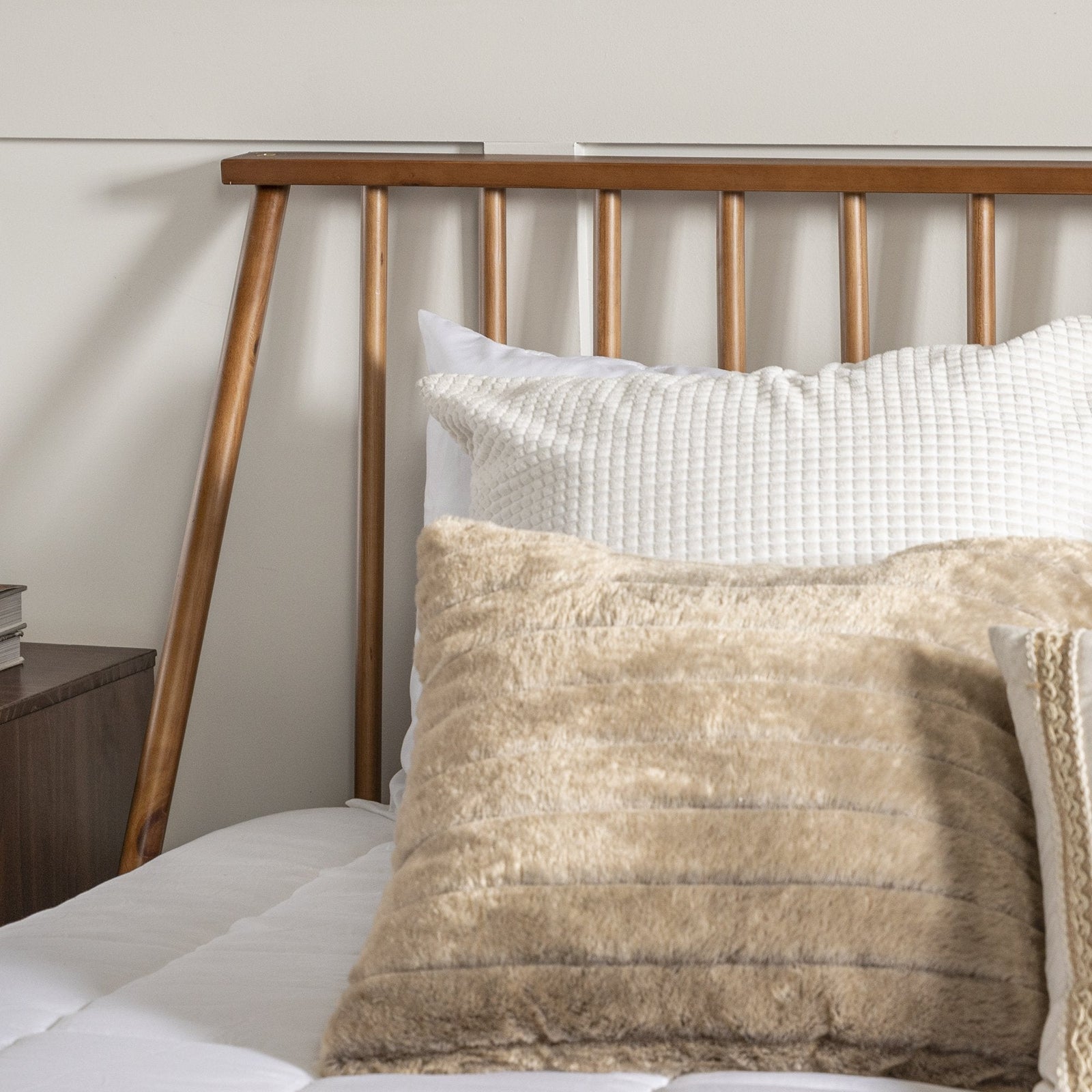 Camas de madera Walker Edison Spindle™