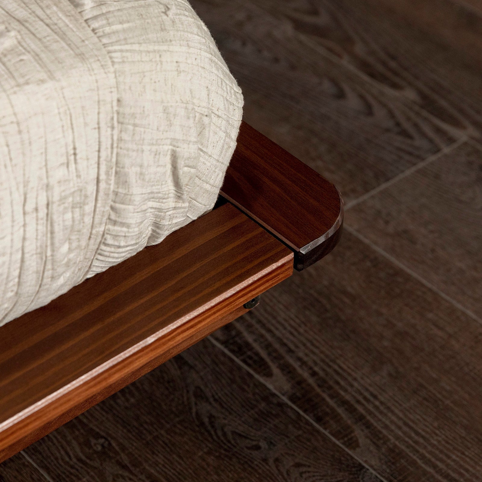 Camas de madera Walker Edison Spindle™
