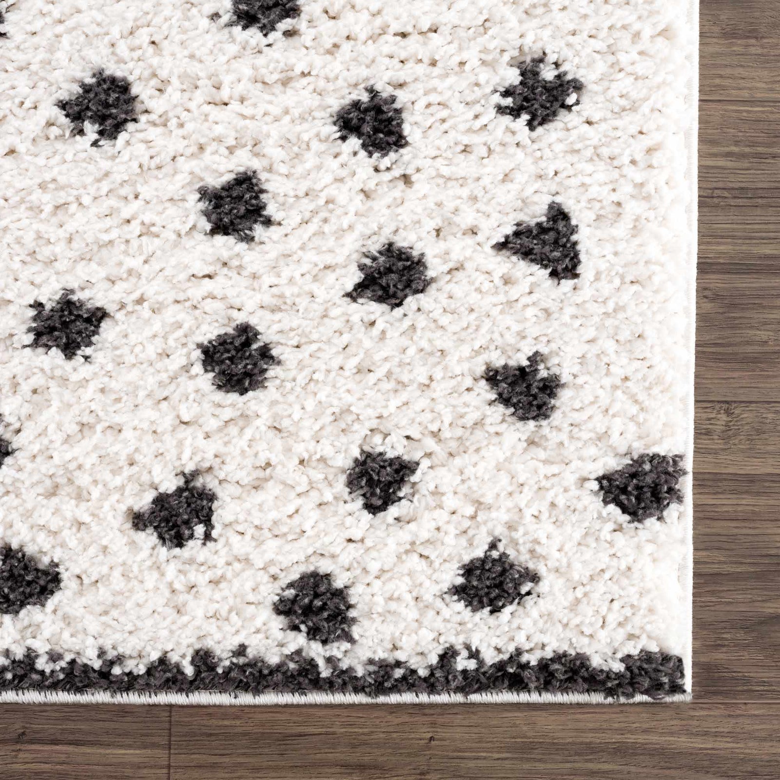 Alfombra de felpa con puntos blancos y negros Chaia