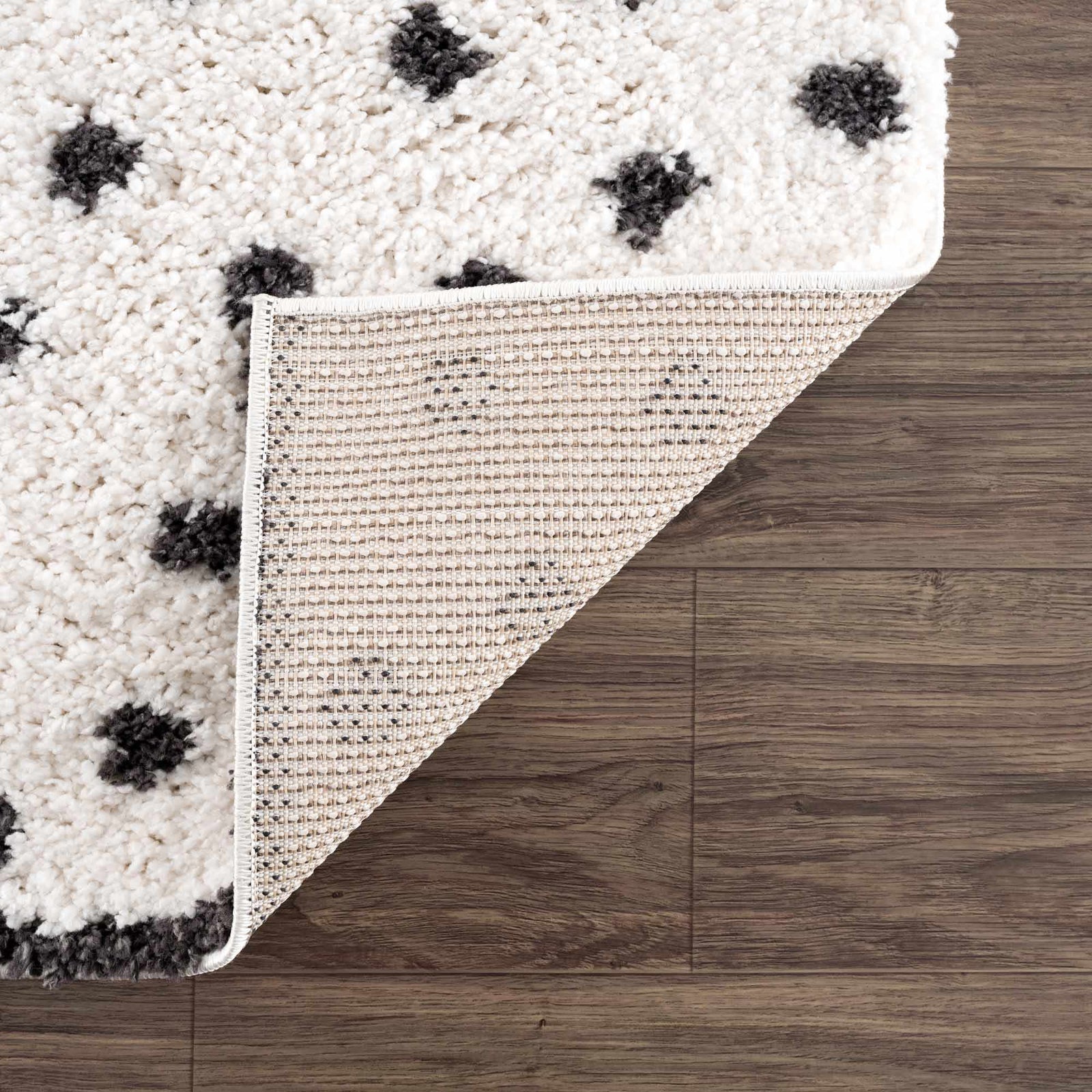 Alfombra de felpa con puntos blancos y negros Chaia