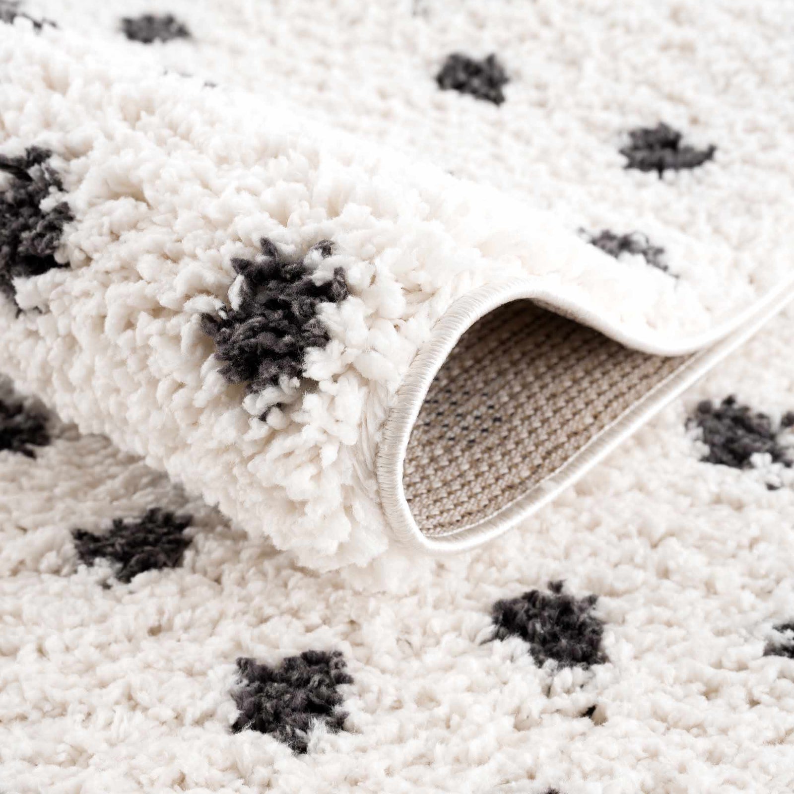 Alfombra de felpa con puntos blancos y negros Chaia