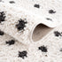 Alfombra de felpa con puntos blancos y negros Chaia