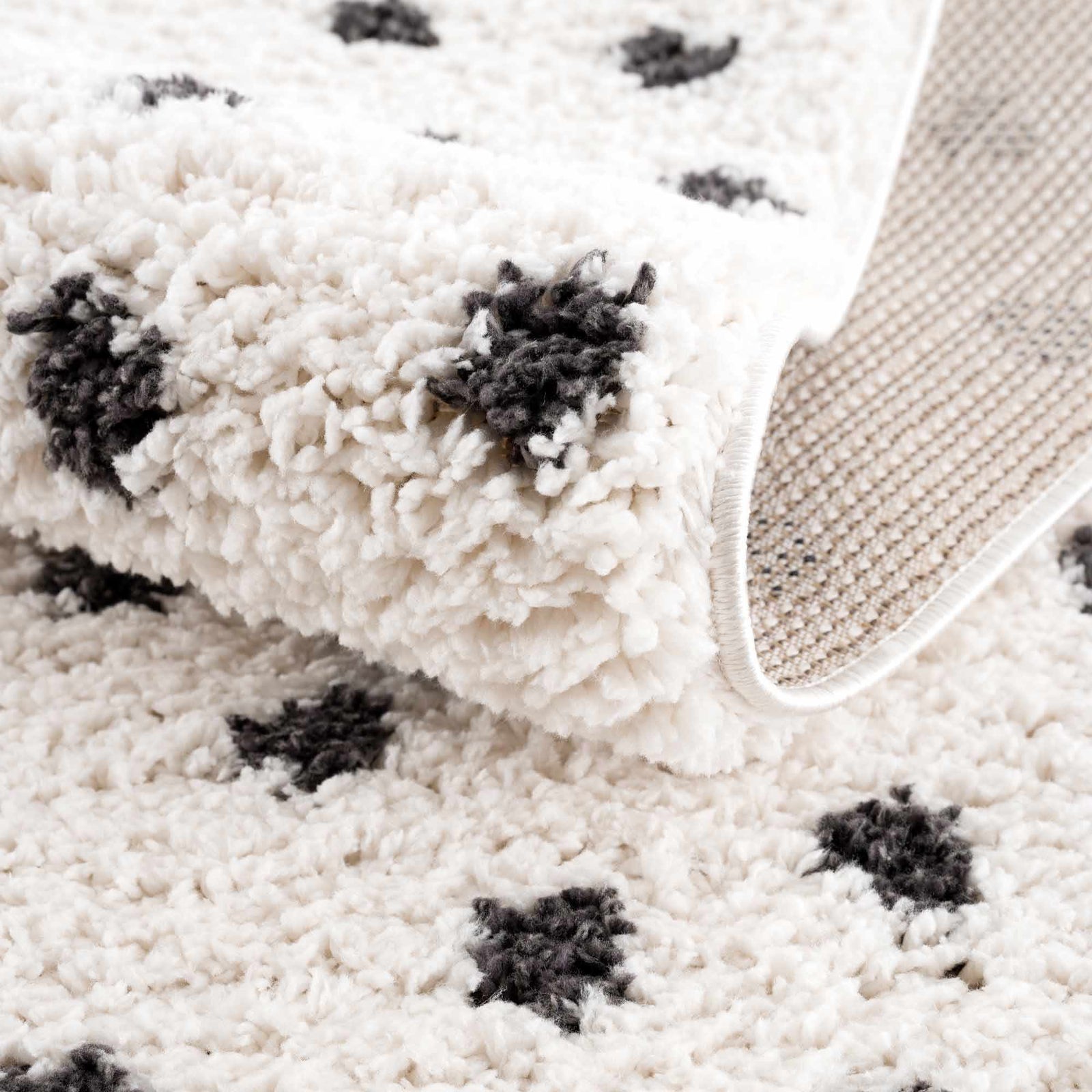 Alfombra de felpa con puntos blancos y negros Chaia