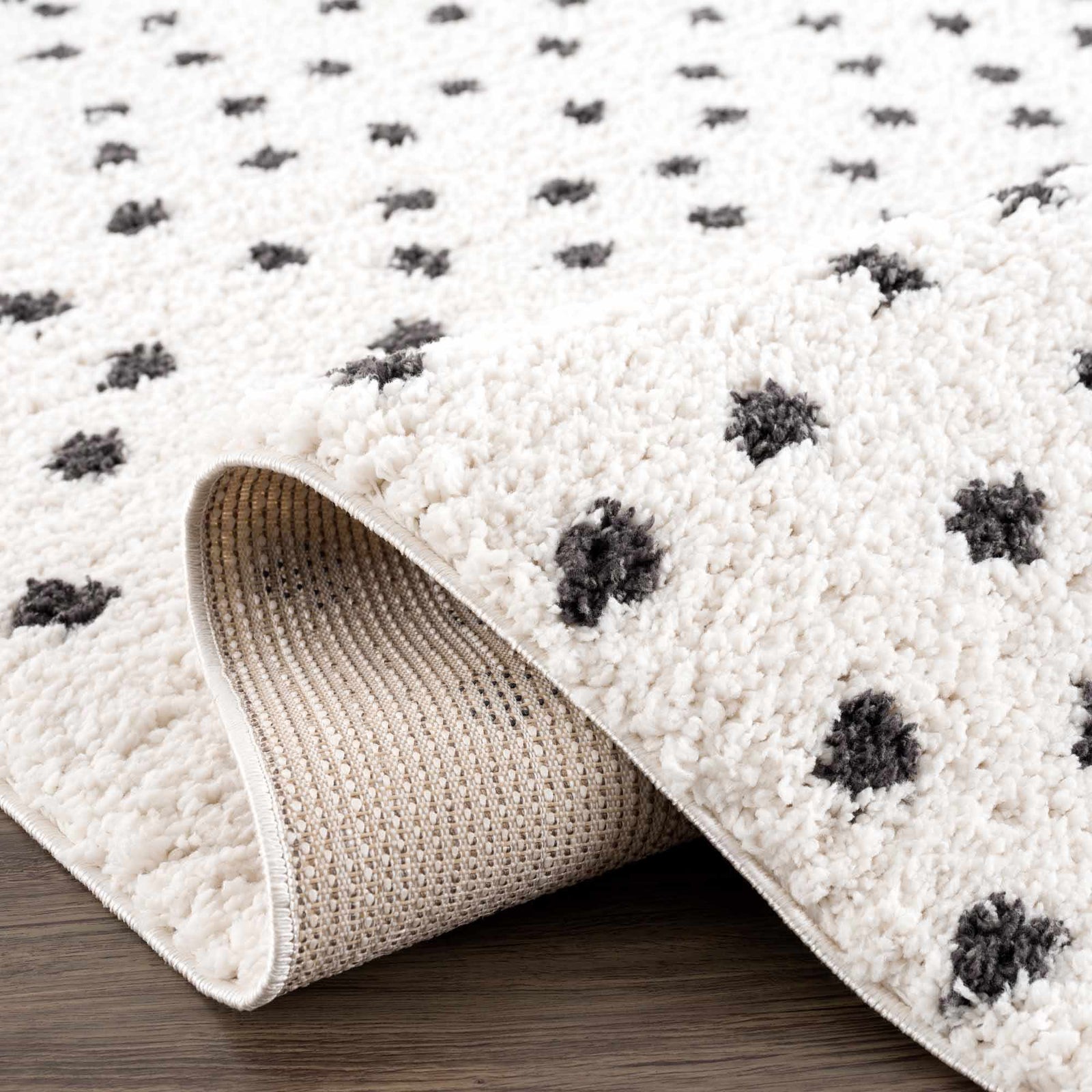 Alfombra de felpa con puntos blancos y negros Chaia