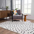 Alfombra de felpa con puntos blancos y negros Chaia