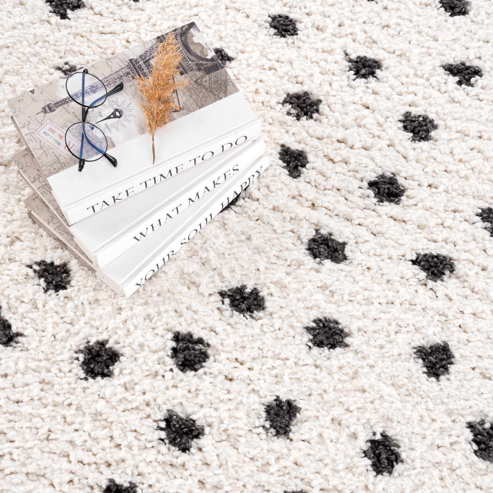 Alfombra de felpa con puntos blancos y negros Chaia