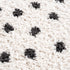 Alfombra de felpa con puntos blancos y negros Chaia