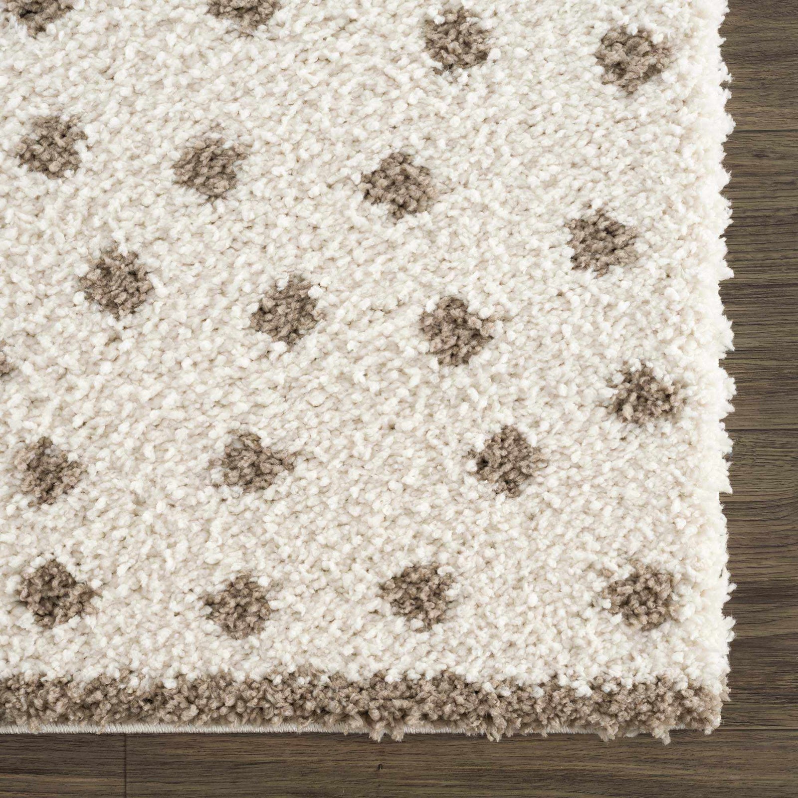 Alfombra de felpa con lunares color crema y marrón de Chaia