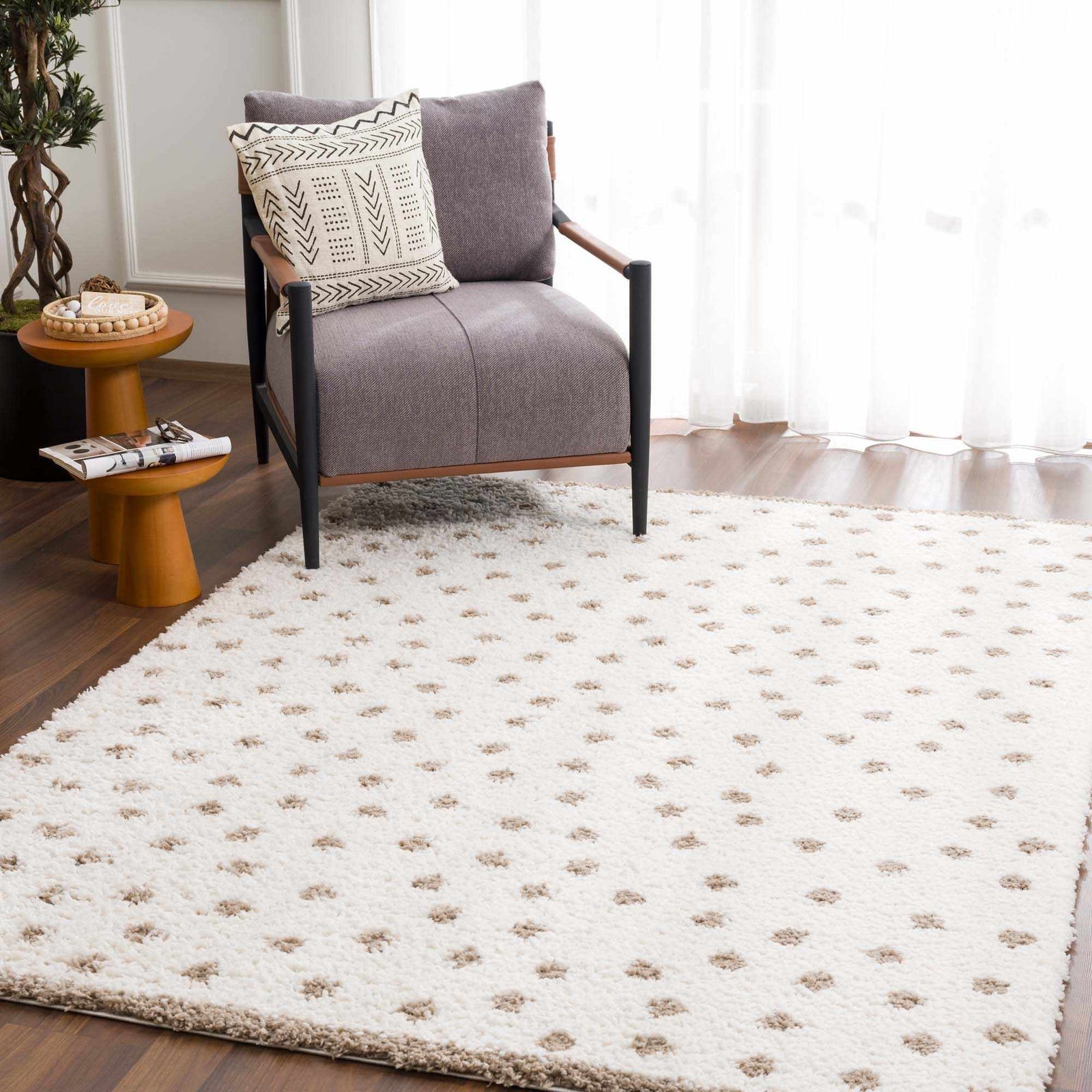 Alfombra de felpa con lunares color crema y marrón de Chaia