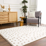 Alfombra de felpa con lunares color crema y marrón de Chaia