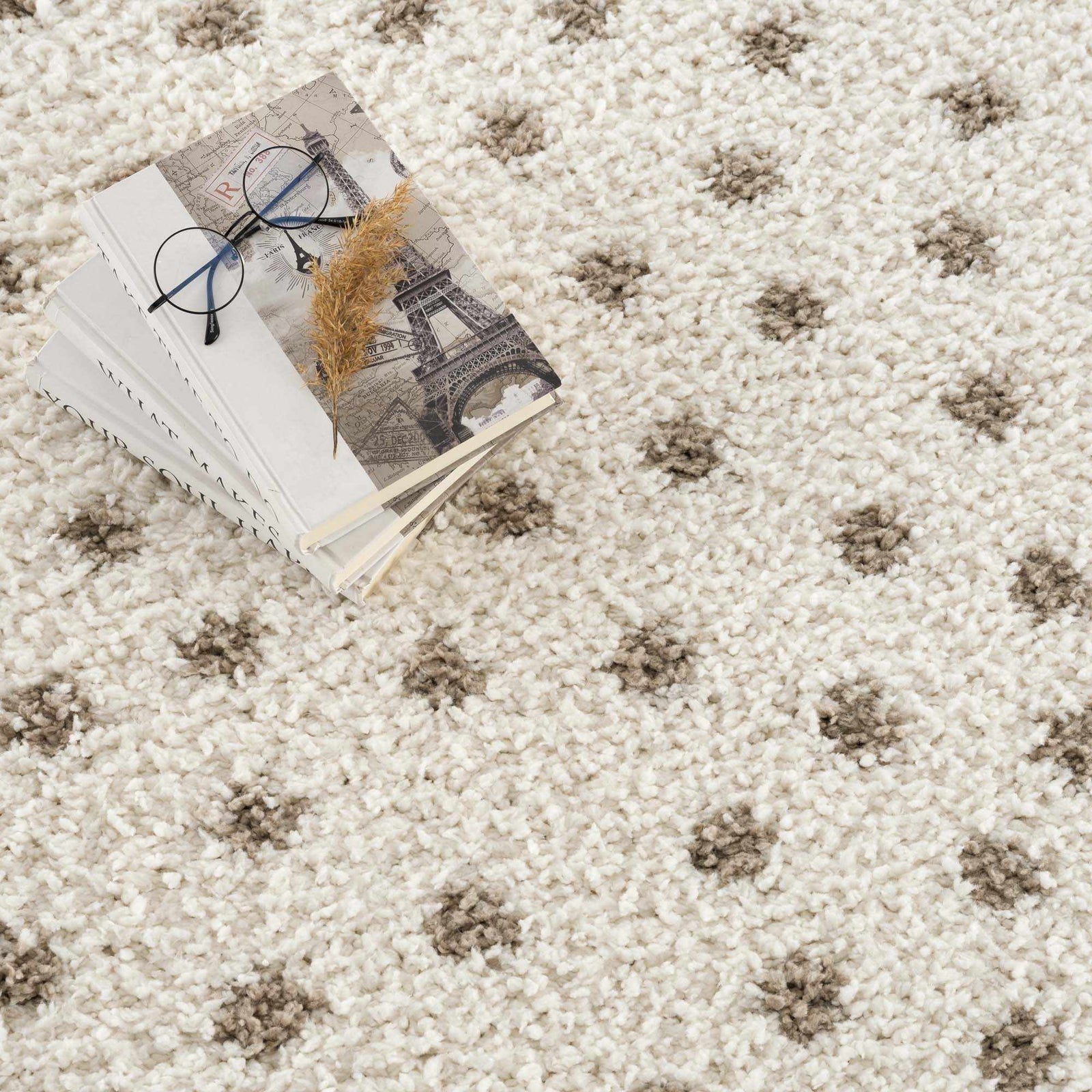 Alfombra de felpa con lunares color crema y marrón de Chaia