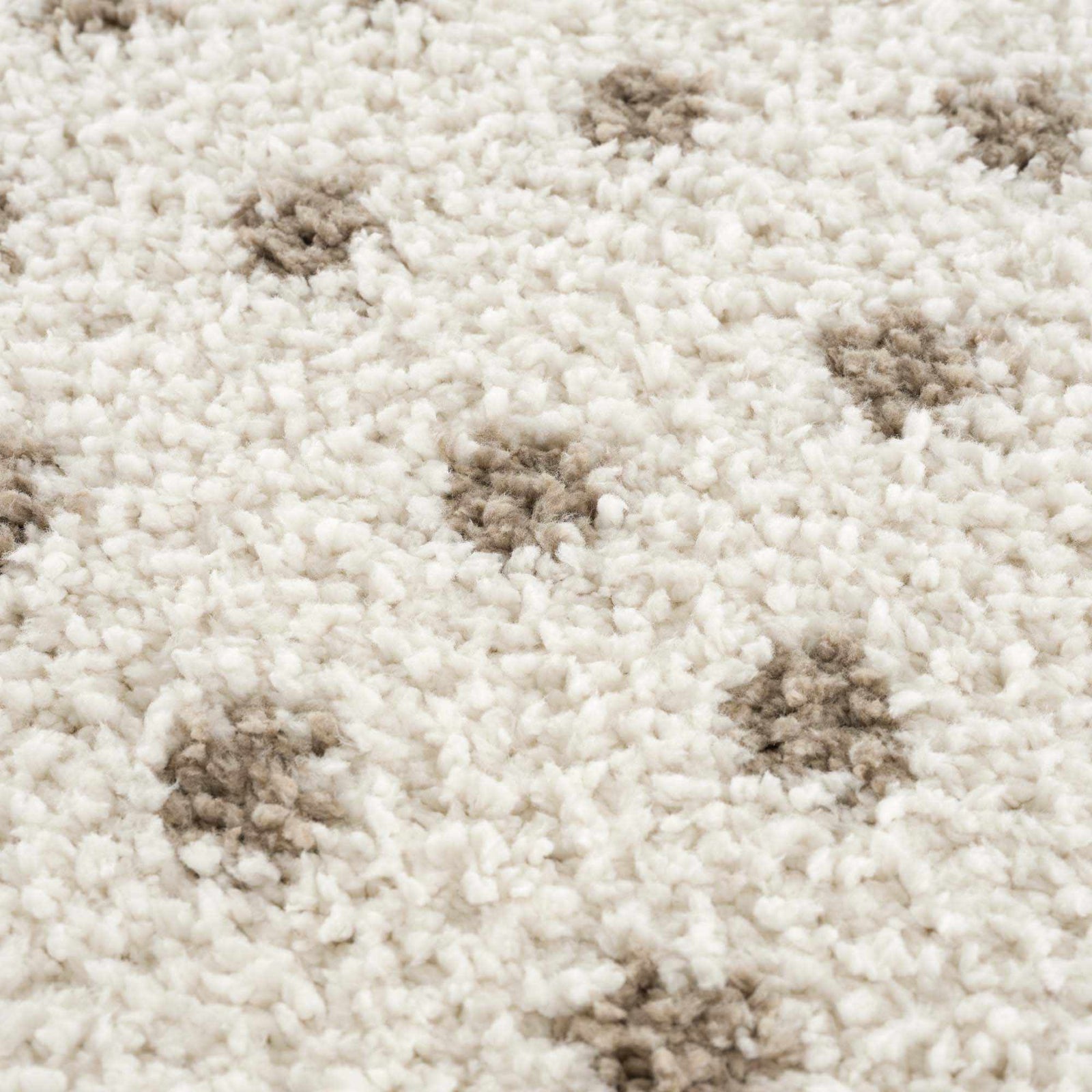Alfombra de felpa con lunares color crema y marrón de Chaia