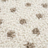 Alfombra de felpa con lunares color crema y marrón de Chaia