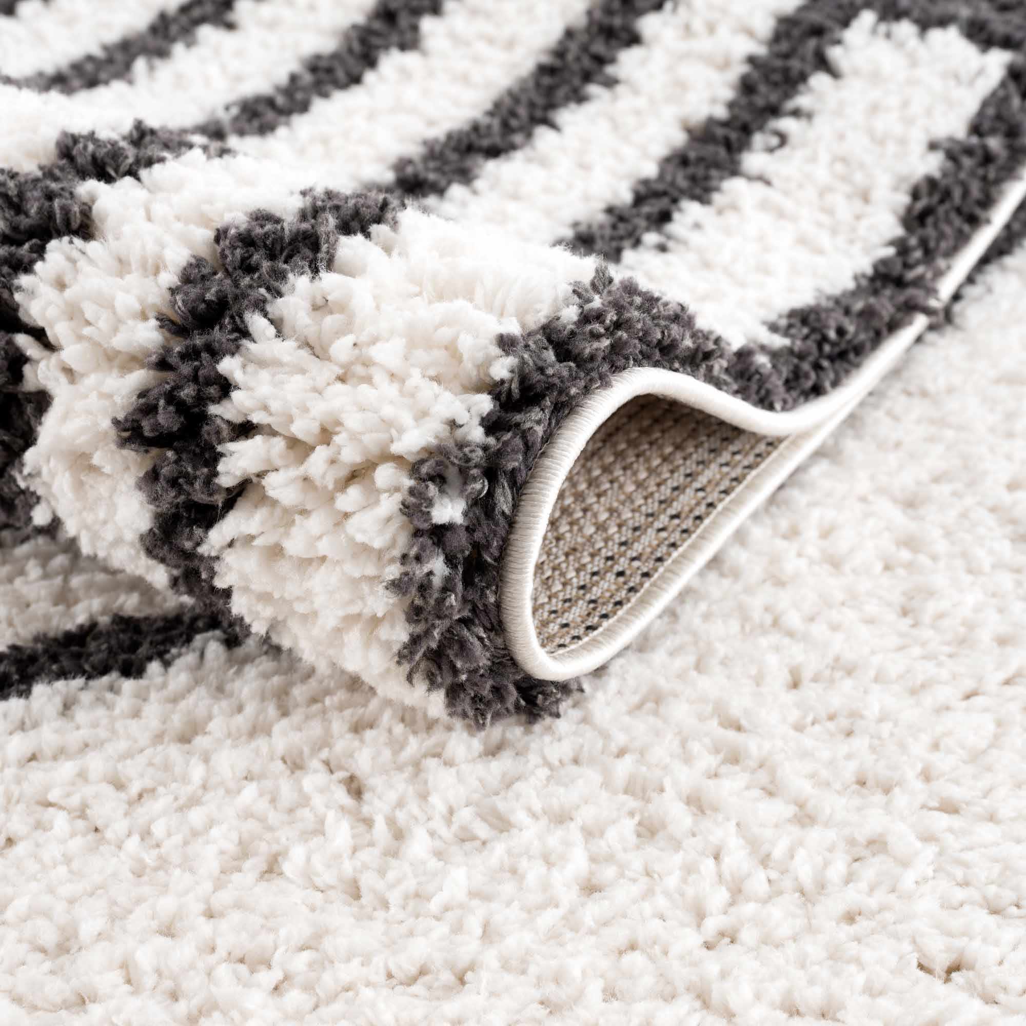 Alfombra de felpa negra con arcoíris de Bauer - Ofertas especiales