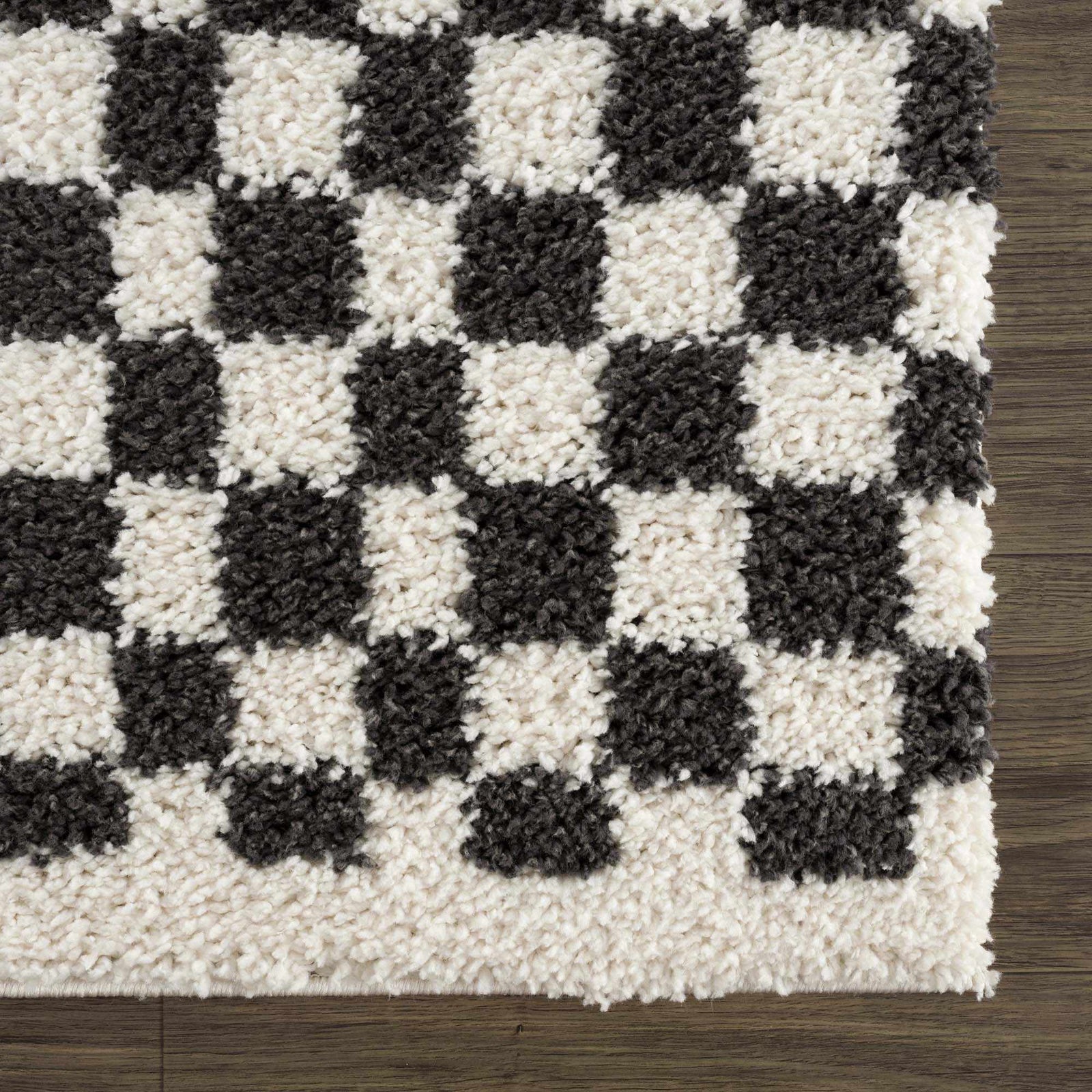 Alfombra peluda a cuadros en blanco y negro de Kieu