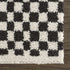 Alfombra peluda a cuadros en blanco y negro de Kieu