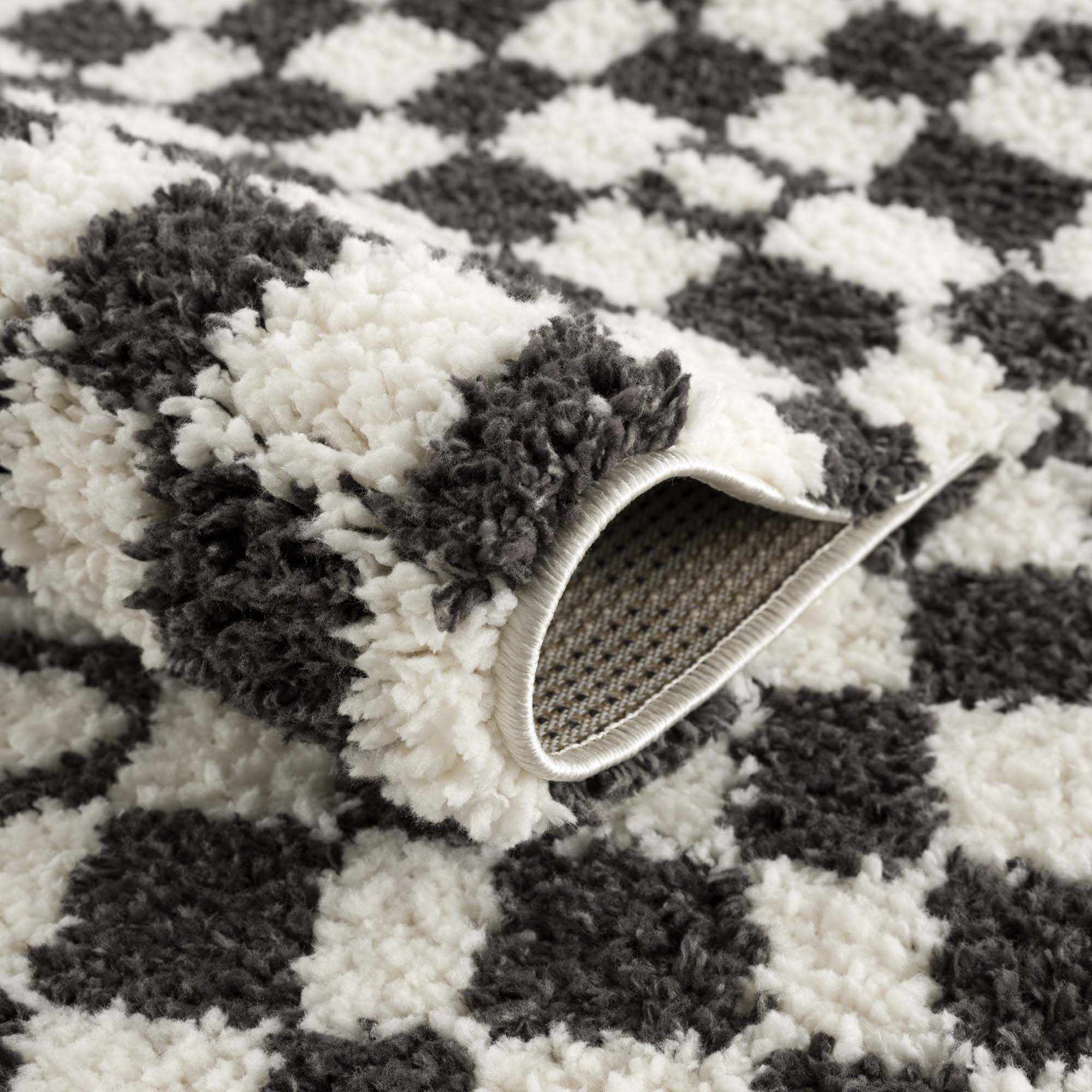Alfombra peluda a cuadros en blanco y negro de Kieu