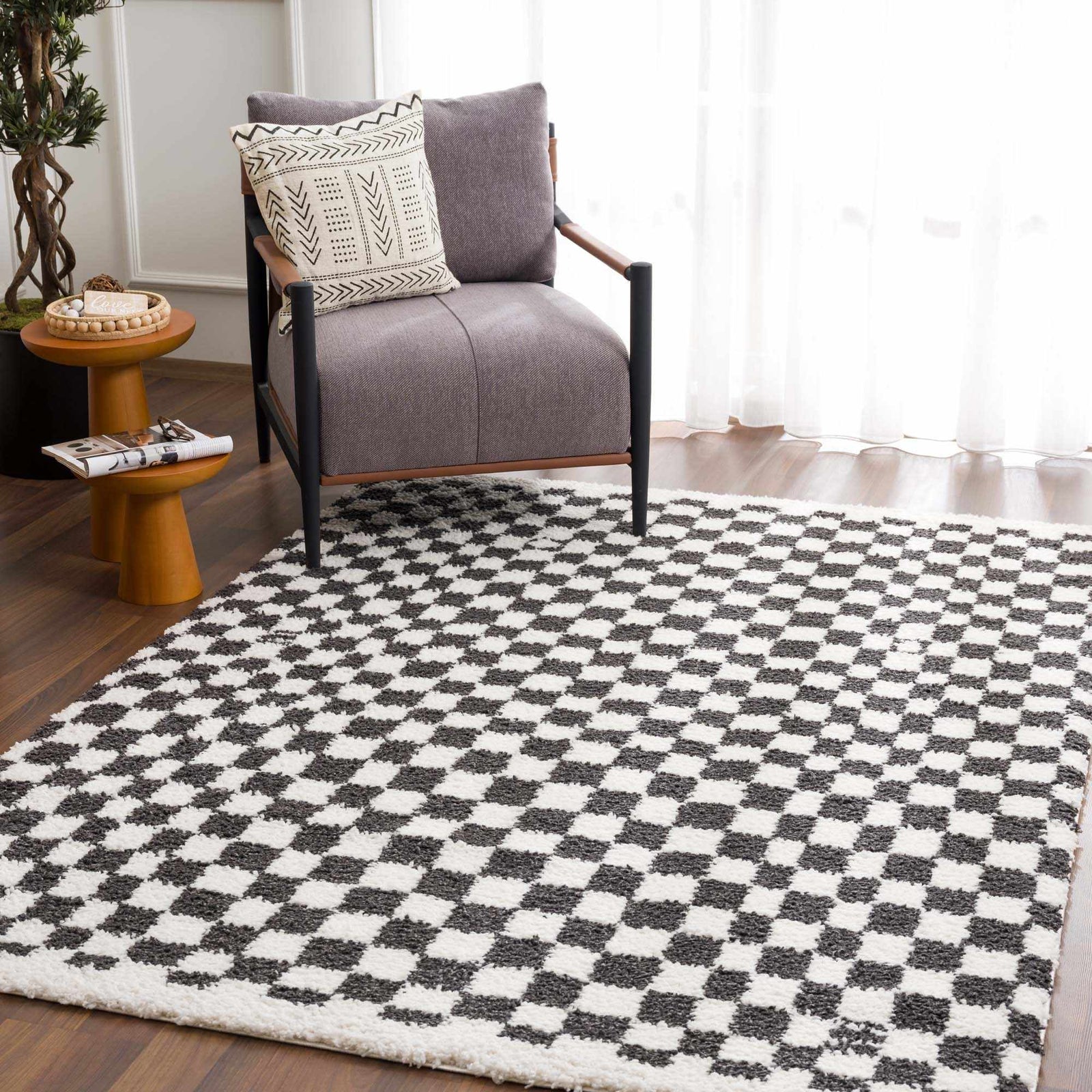 Alfombra peluda a cuadros en blanco y negro de Kieu