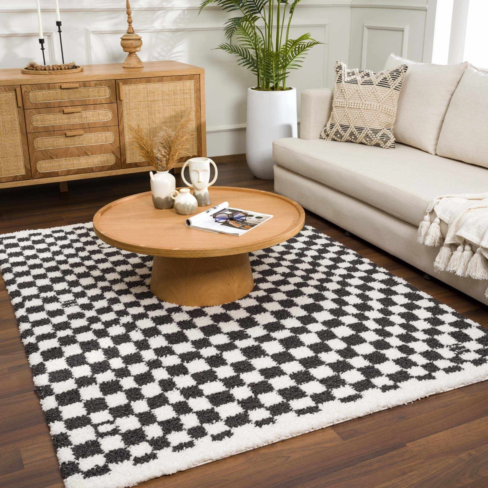 Alfombra peluda a cuadros en blanco y negro de Kieu