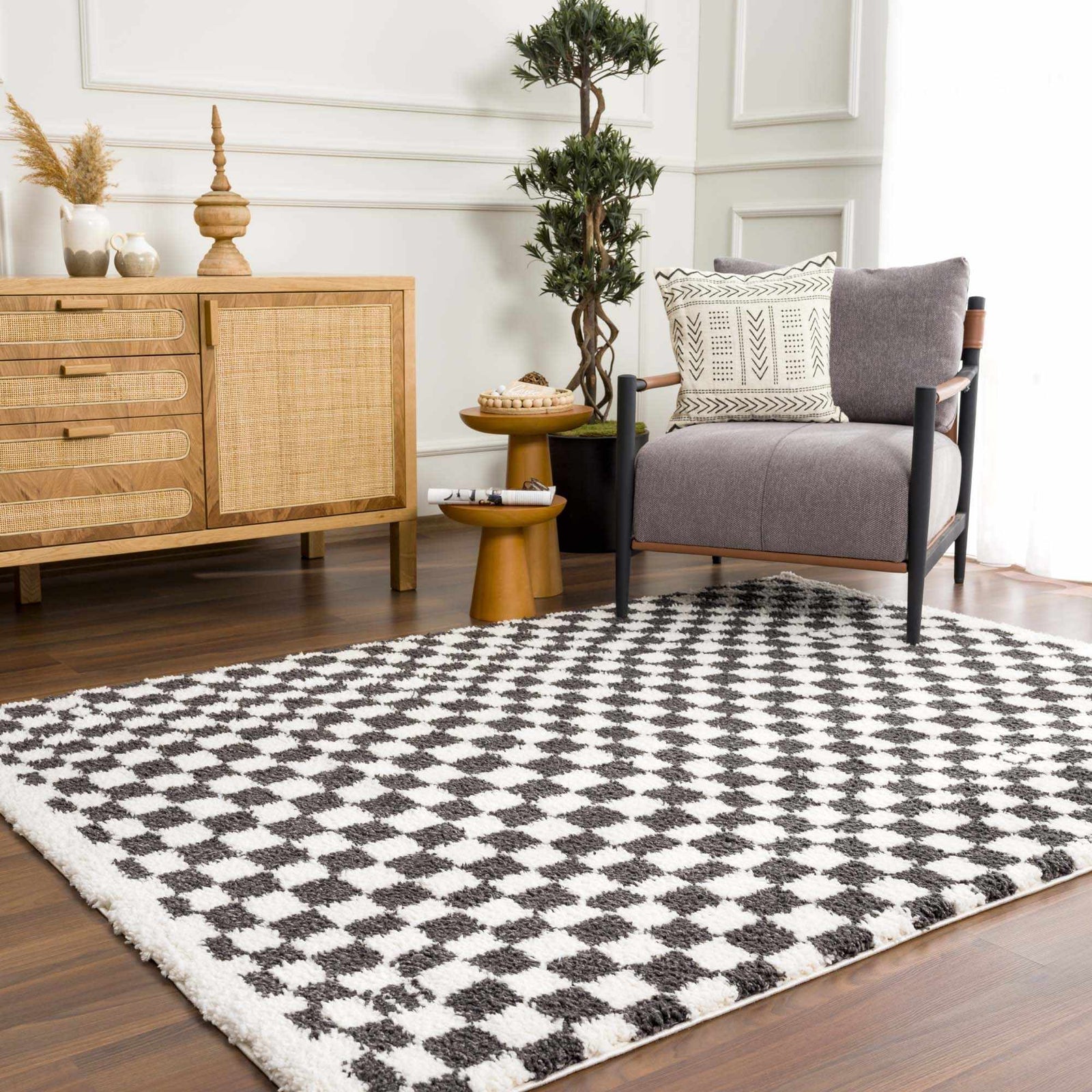 Alfombra peluda a cuadros en blanco y negro de Kieu