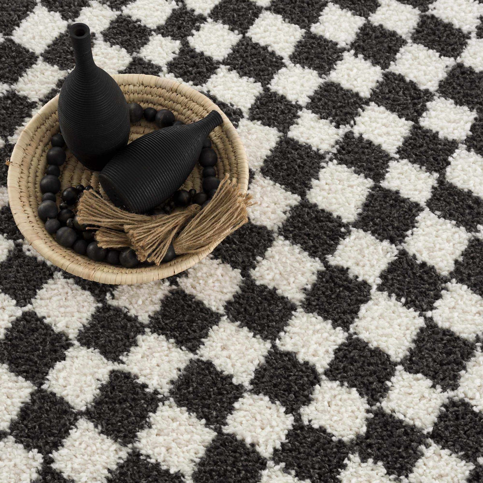 Alfombra peluda a cuadros en blanco y negro de Kieu