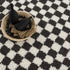 Alfombra peluda a cuadros en blanco y negro de Kieu