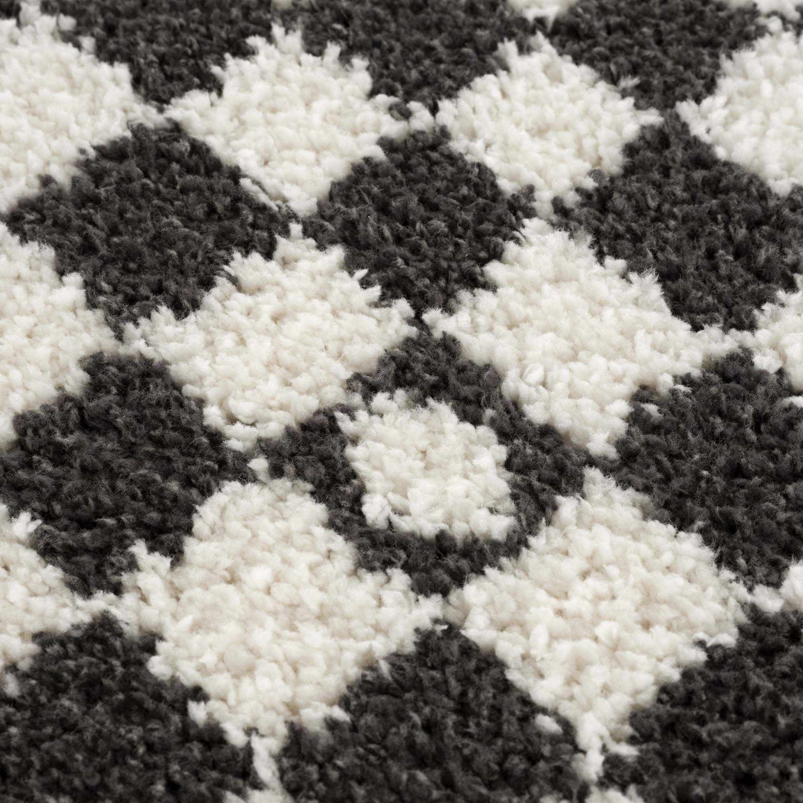 Alfombra peluda a cuadros en blanco y negro de Kieu