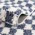 Alfombra de cuadros blancos y azules de Kieu