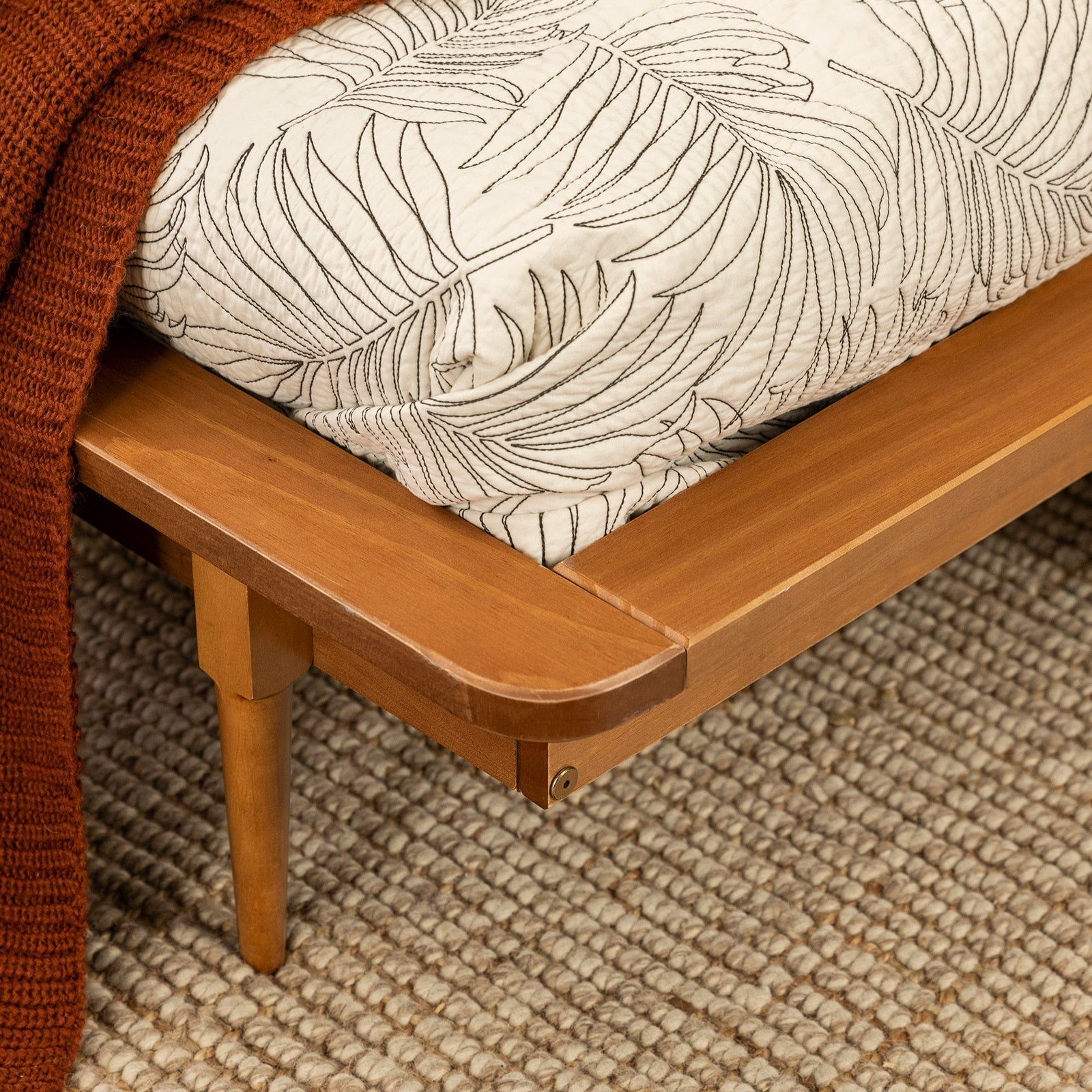 Camas de madera Walker Edison Spindle™