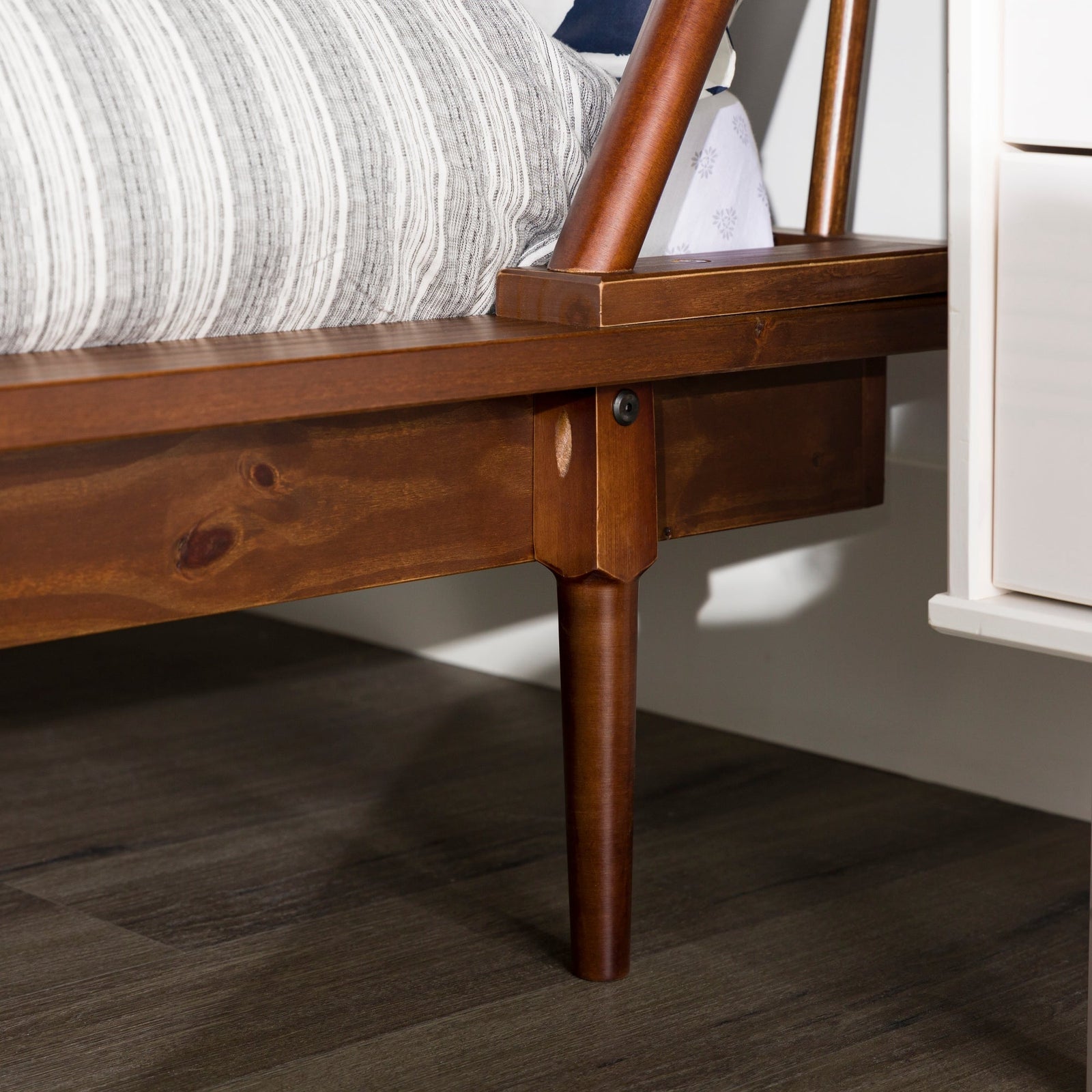 Camas de madera Walker Edison Spindle™