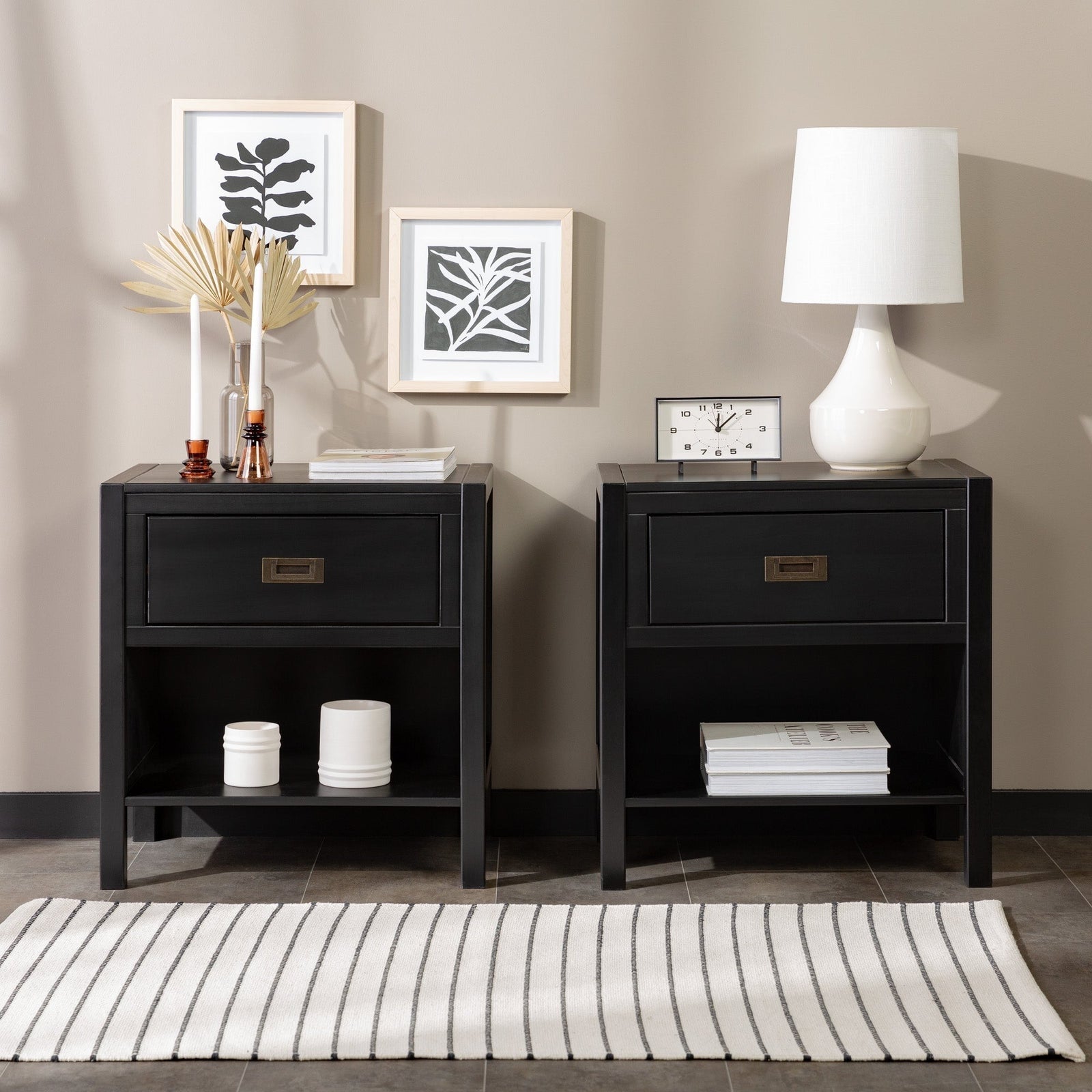 Mesita de noche contemporánea moderna de madera maciza Lydia