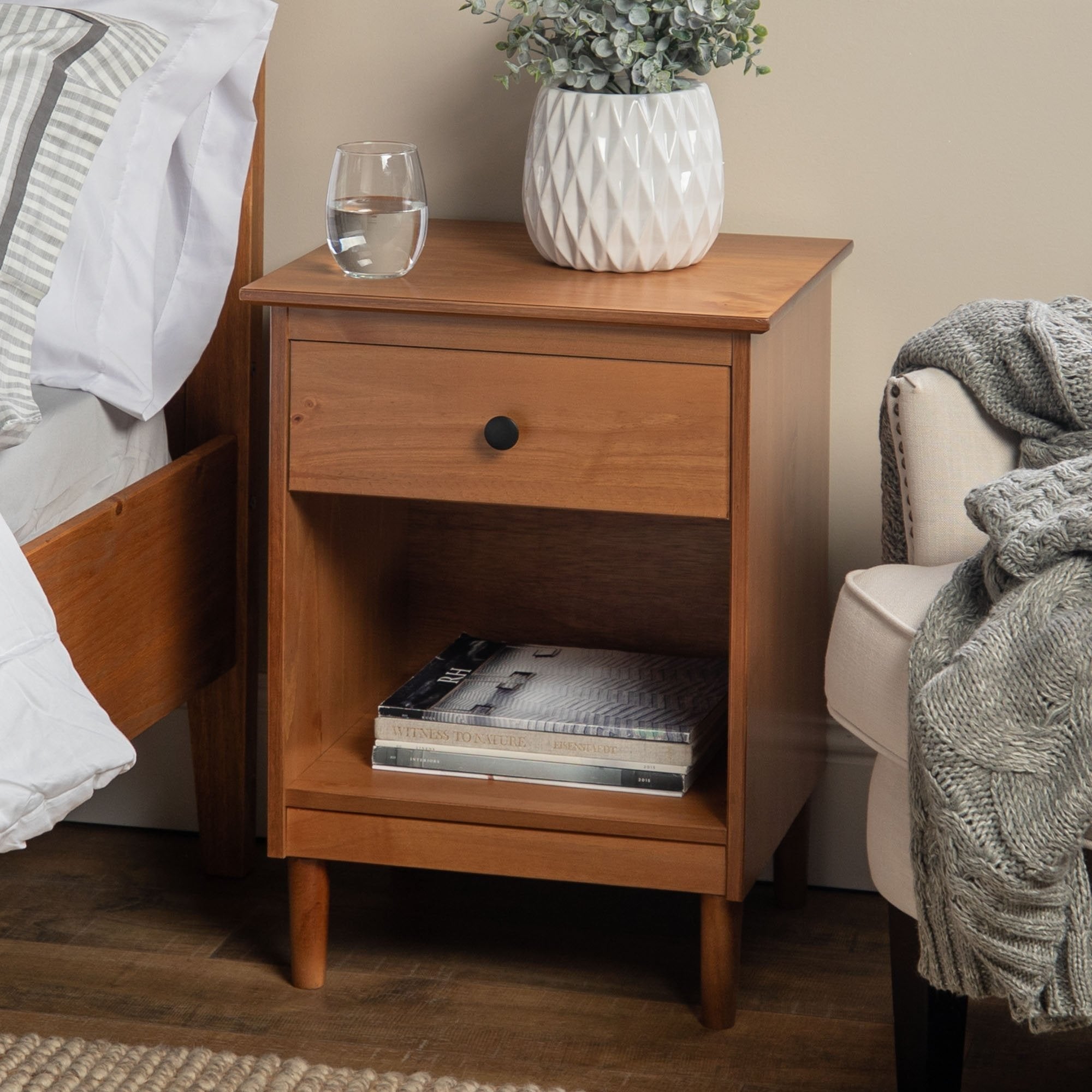 Mesita de noche de madera maciza de estilo transicional Spencer