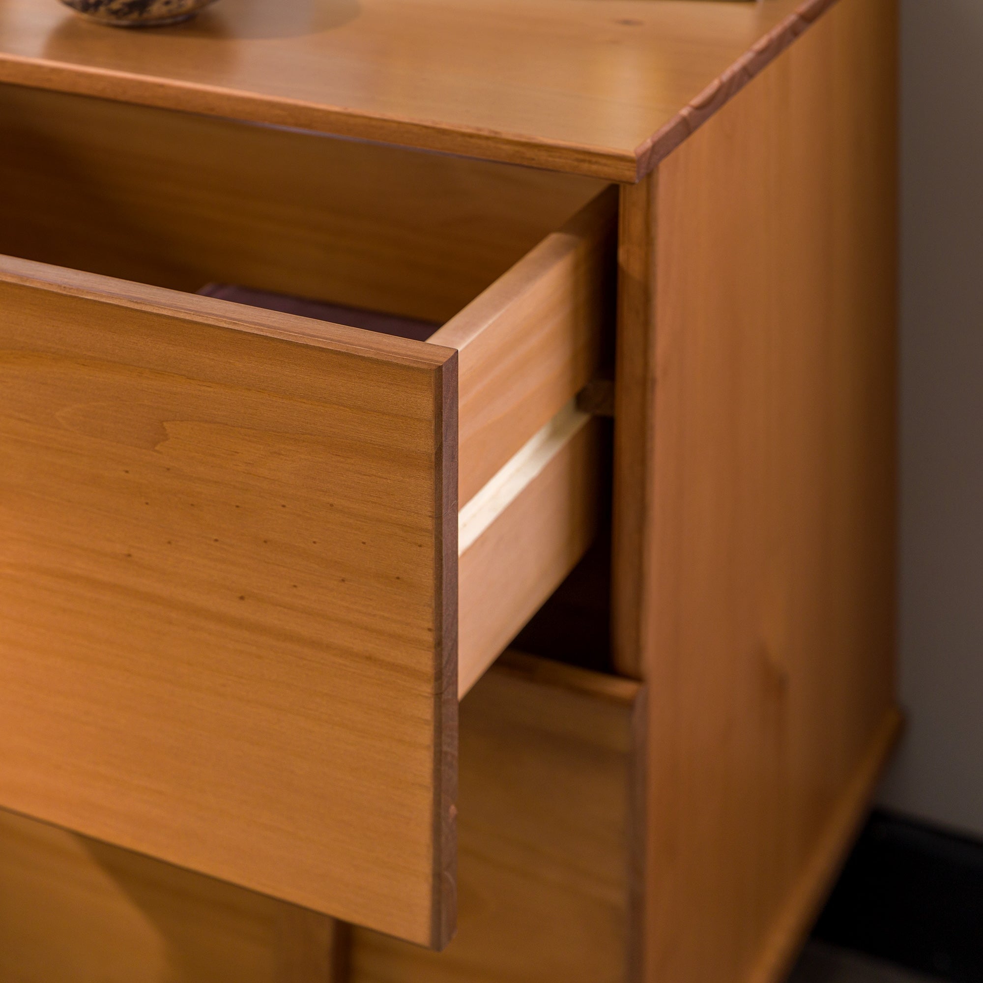Mesita de noche moderna de madera maciza Bronx