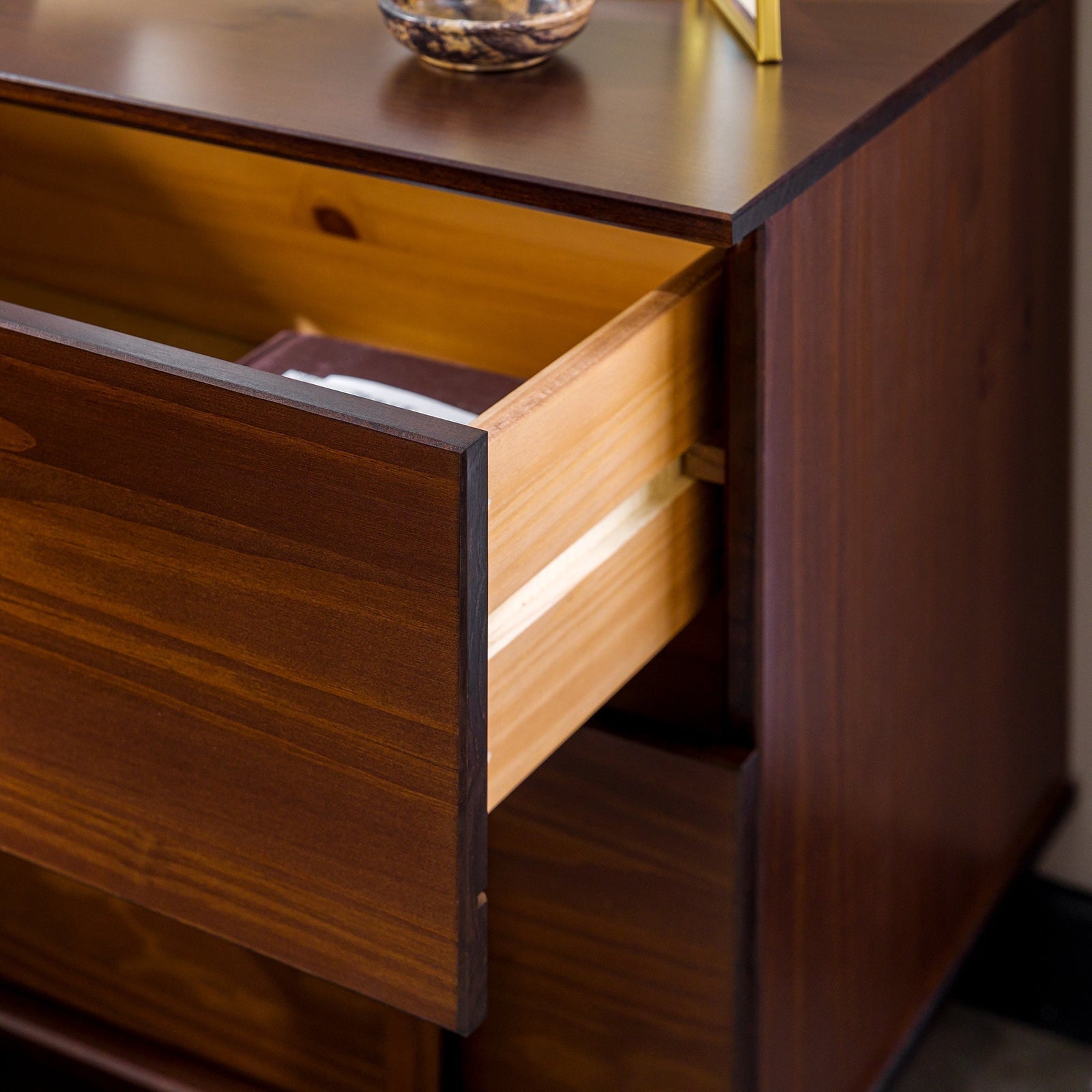 Mesita de noche moderna de madera maciza Bronx