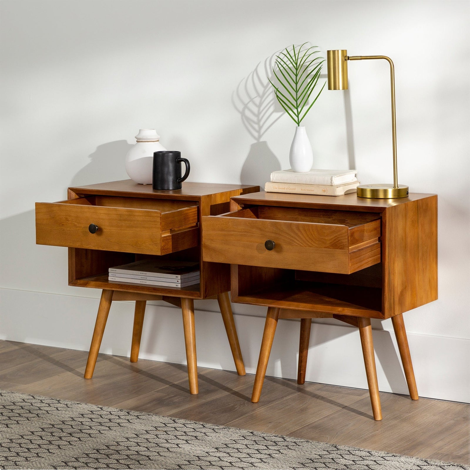 Colección de mesitas de noche de madera maciza de mediados de siglo (1 o 2 cajones)