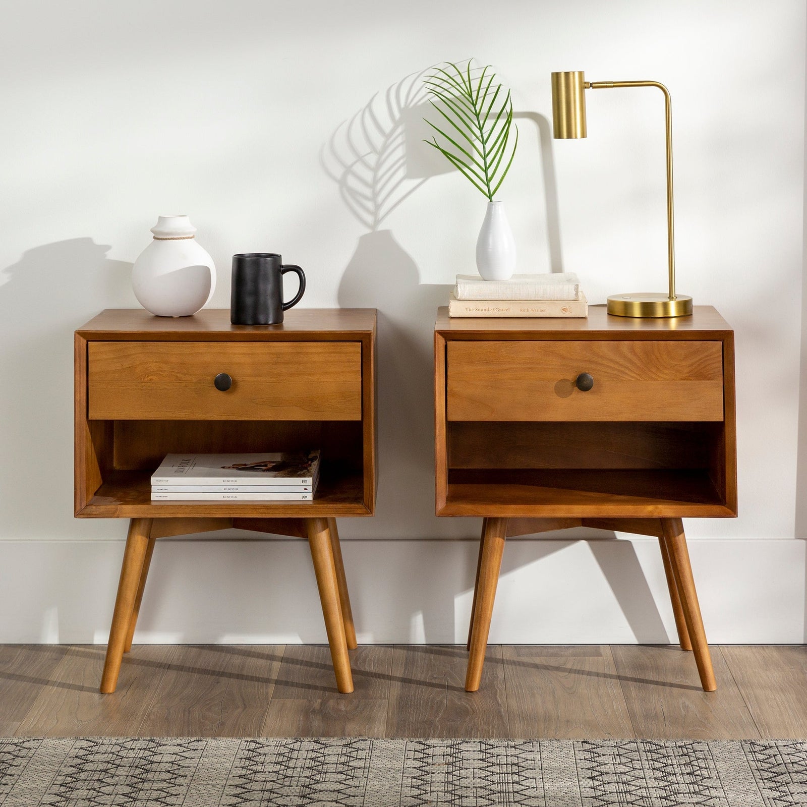 Colección de mesitas de noche de madera maciza de mediados de siglo (1 o 2 cajones)
