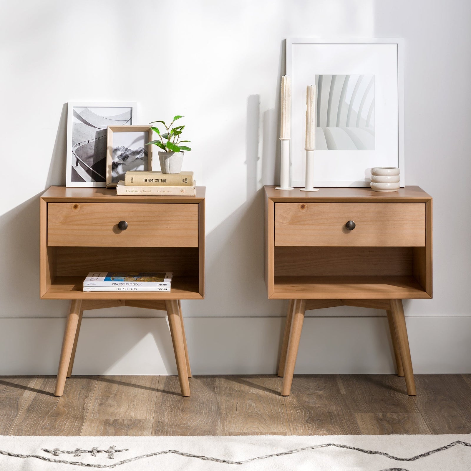 Colección de mesitas de noche de madera maciza de mediados de siglo (1 o 2 cajones)