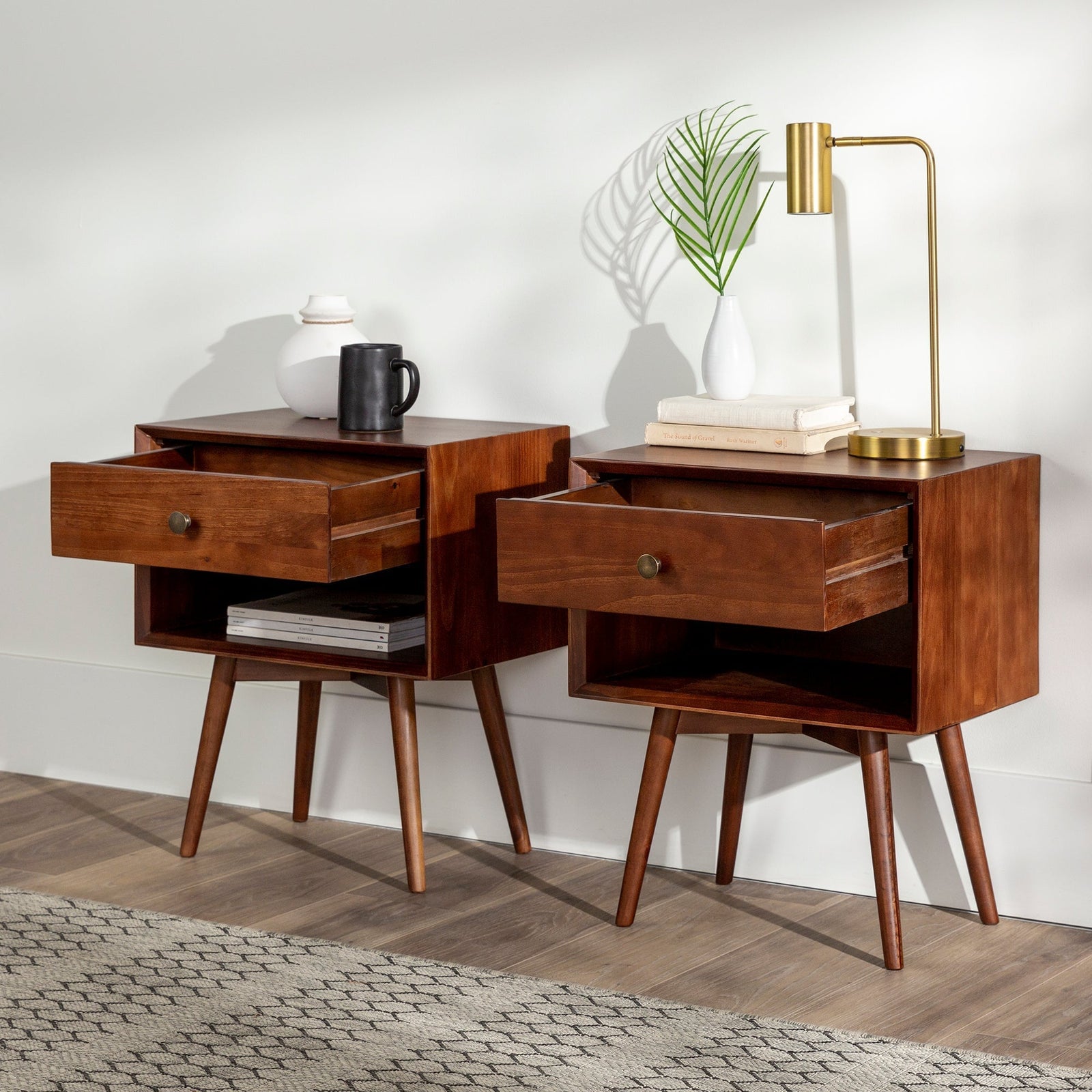 Colección de mesitas de noche de madera maciza de mediados de siglo (1 o 2 cajones)