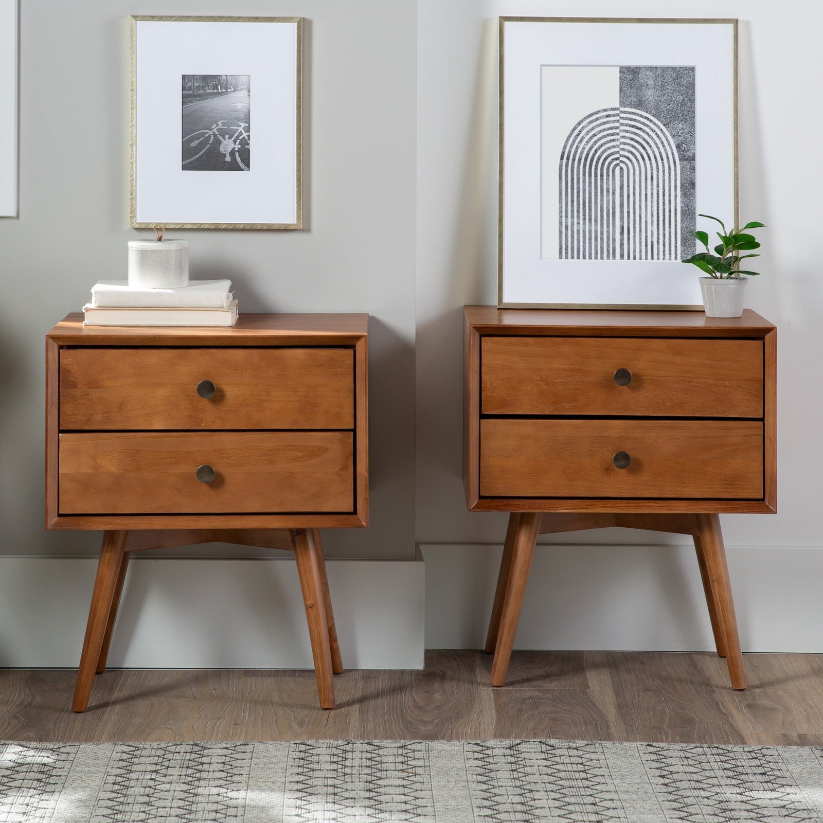 Colección de mesitas de noche de madera maciza de mediados de siglo (1 o 2 cajones)