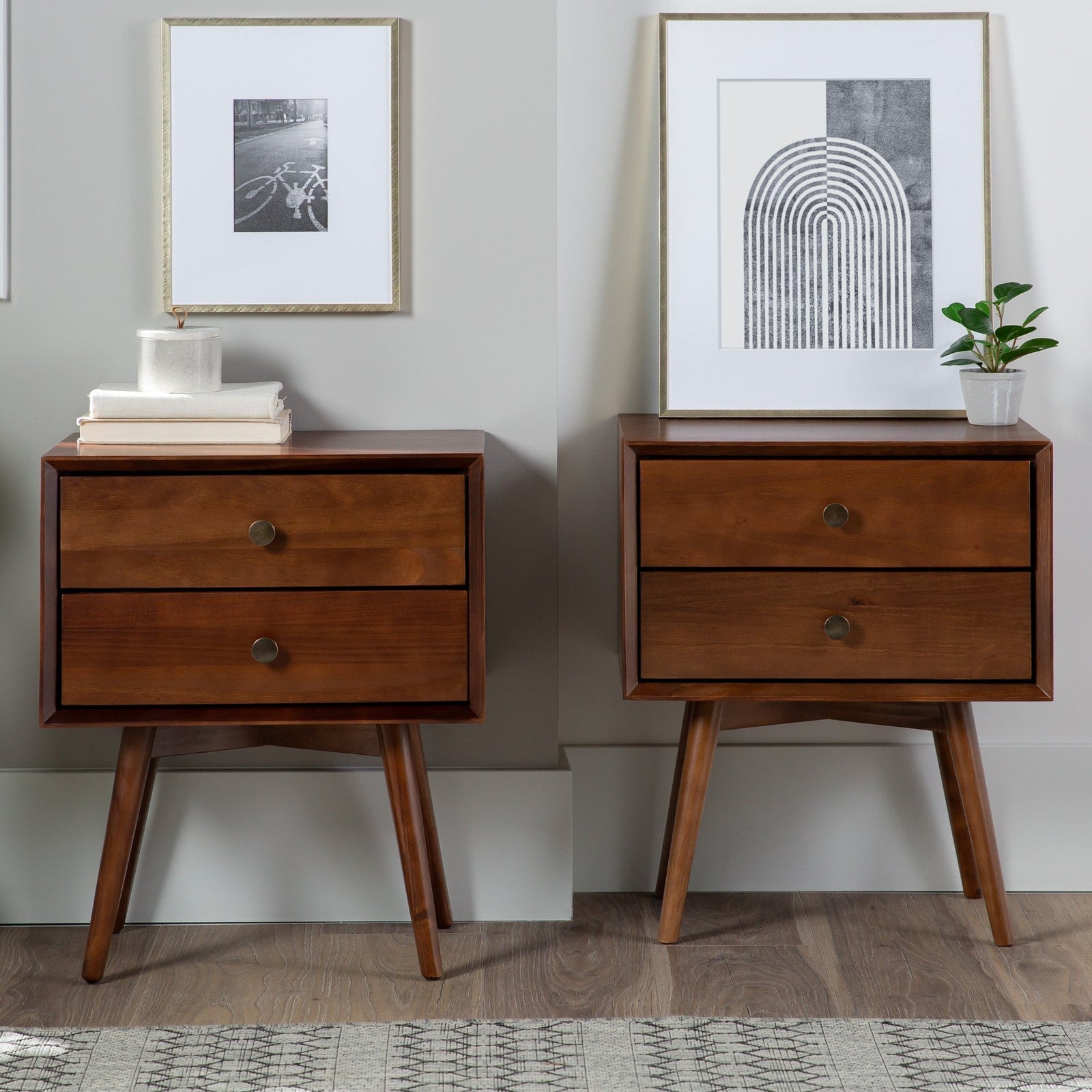 Colección de mesitas de noche de madera maciza de mediados de siglo (1 o 2 cajones)